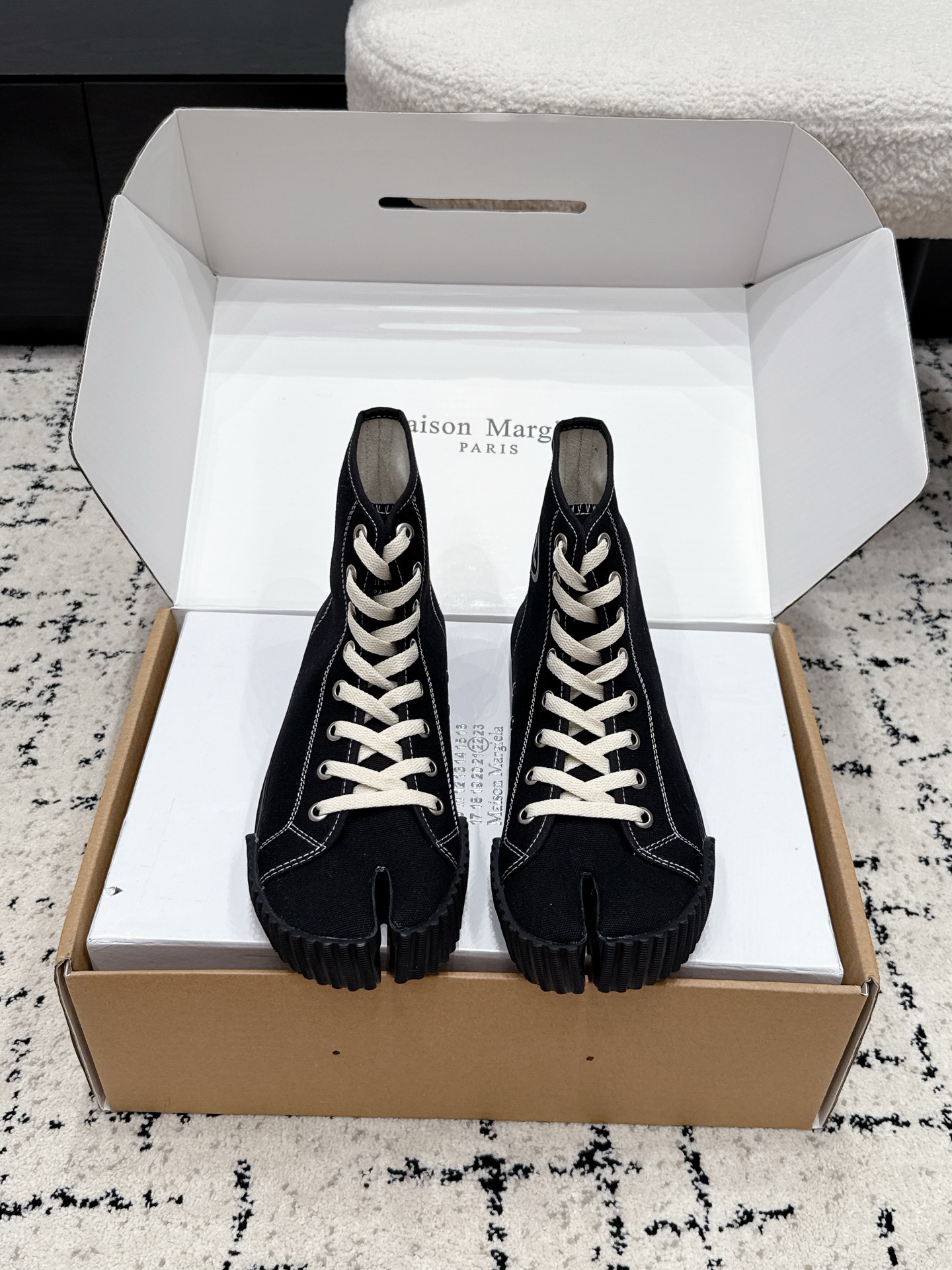 NO:877098,#couples model airplane box Maison Margiela Margiela 26/ pig feet split toe biscuit shoes couple model canvas casual shoes super personalized design, bohemian love boy, put it on, you will be the most fashionable boy many people call it smoking shoes  It can be clamped, and some people call it pig's trotters shoes. They are super cool for couples. They are very versatile and very fashionable. They are popular on the streets. I will not introduce the materials, craftsmanship and workmanship in detail one by one. Anyway, let's leave it to what the counters say. The upper is made of encrypted rubberized canvas, and the lining is comfortable twill cotton. The foot pads are made of cowhide. The multi-layered split-toe outsole is assembled by hand. It is quite time-consuming and the labor cost is several times that of ordinary shoes.  Size35-46 (female 40, male 45 46 customized), split-toe casual shoes/sports shoes, masion margiela, sneakers, cowhide19860909#情侣款 飞机盒 Maison Margiela 马吉拉 26/ 猪脚 分趾 饼干鞋 情侣款 帆布 休闲鞋 超个性的设计,放荡不羁爱少年,穿上它,就是最时髦的少年 很多人叫它吸烟鞋 可以夹住,也有人叫它猪蹄鞋~情侣款,这款配情侣出去超级炫酷,很百搭很街头,很潮,拉风到炸街,材料,工艺,做工就不一一详细介绍了,反正专柜咋样咱就咋样,鞋面采用加密过胶帆布,内里为舒适斜纹棉,垫脚牛皮 纯手工组装多层打磨合分趾大底.相当费时间,人工费是普通鞋的好几倍 Size35-46（女40 男45 46定做）,分趾鞋休闲鞋/运动鞋,masion margiela,sneakers,cowhide,Women's Shoes