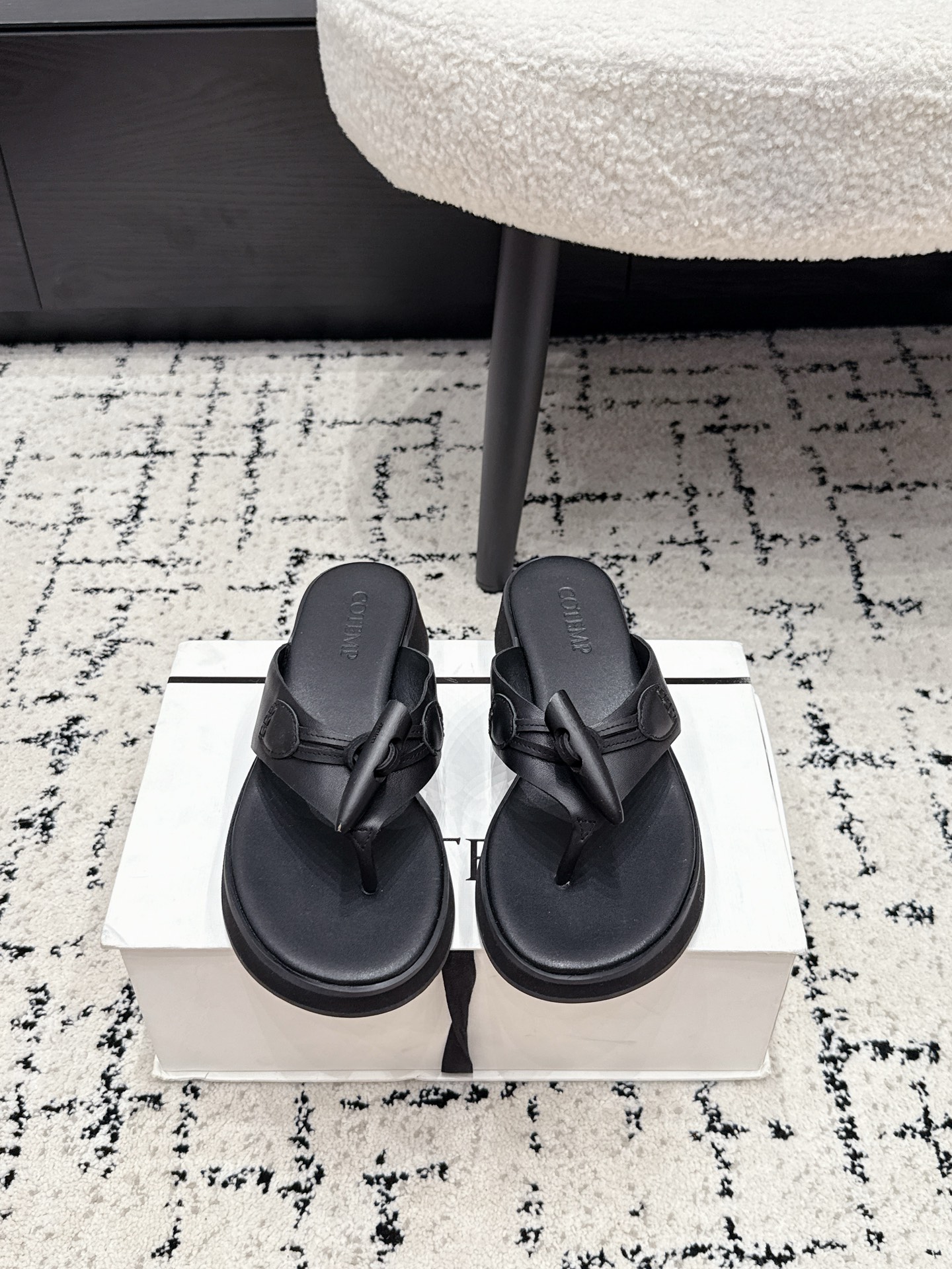 NO:886532,COTEM* 26/ Spring and summer new horn buckle flat flip flops. The lazy person’s flip flops with a relaxed atmosphere are here!  The design adopts a classic flip-flop style with iconic horn buckle details, which is simple and recognizable. There is no unnecessary decoration, but the texture is highlighted in the details, which is low-key and eye-catching. It can be called an all-rounder when paired with casual shorts, lazy dresses, or casual wide-leg pants for daily outings. It can be easily adapted to create a casual and fashionable daily feel. Whether it is shopping, vacationing at the beach, or going downstairs to pick up express delivery, it can hold up in various scenes.  Fabric rubbed sheepskin/black cowhide, sheepskin lining, Italian genuine leather outsole, heel height 1.5cm/4cm, size 35-41 (40, 41 customized, non-returnable), split-toe shoes, skirts, shorts, cowhide, sheepskin, Leather soles19860909COTEM* 26/ 春夏新款牛角扣平底人字拖 自带松弛氛围感的懒人本命款人字拖来啦！设计上采用了经典的夹趾版型,搭配标志性的牛角扣细节,简约又自带辨识度,没有多余的装饰,却能在细节处凸显质感,低调又耐看. 搭配上堪称万能选手,无论是日常出门的休闲短裤、慵懒风的连衣裙,还是随性的阔腿裤,都能轻松适配,轻松穿出随性又时髦的日常感,不管是逛街、海边度假还是下楼取快递,都能hold住各种场景. 面料擦色羊皮/黑色牛皮 内里羊皮 大底意大利真皮大底 跟高1.5cm/4cm size35-41码（40、41定制不退换）,分趾鞋,skirts,shorts,cowhide,sheepskin,Leather soles,Women's Shoes