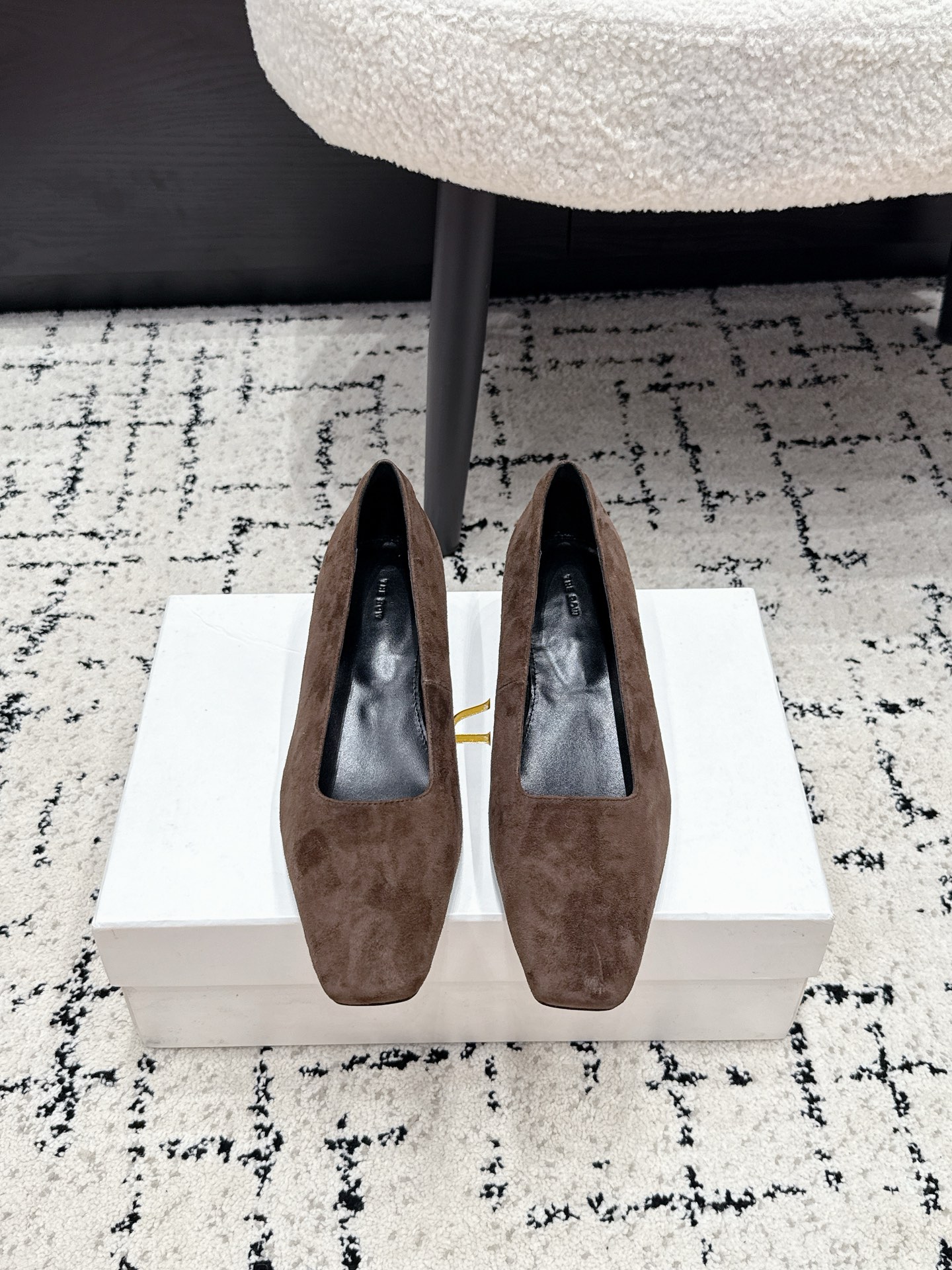 NO:886512,The Ro*26/Summer new small square toe minimalist commuting shoes. The neat pointed toe is the core highlight of the whole pair of shoes. The slender toe naturally extends the leg line, cleverly modifying the ratio of the instep to the ankle. The simple shallow cut just exposes part of the instep, visually elongating the legs. Paired with wide-leg pants or a slim dress, it can highlight the light and luxurious temperament, and can be easily controlled from commuting to work to a date party. The fabric is imported lambskin, and the lining is mixed sheepskin. Outsole Italian leather outsole  Size 35-41 (40 41 customization is not returnable), single shoes, skirts, sheepskin, Leather soles19860909The Ro*26/夏季新款小方头 极简通勤单鞋 利落尖头的版型是整双鞋子的核心亮点,修长鞋头自然延伸腿部线条,巧妙修饰脚面与脚踝比例,简约浅口剪裁恰到好处露出部分脚背,从视觉上拉长双腿. 搭配阔腿裤或是修身连衣裙都能凸显轻奢气质,从上班通勤到约会聚会都能从容驾驭. 面料进口小羊皮 内里混种羊皮 大底意大利真皮大底 size35-41码（40 41定制不退换）,单鞋,skirts,sheepskin,Leather soles,Women's Shoes