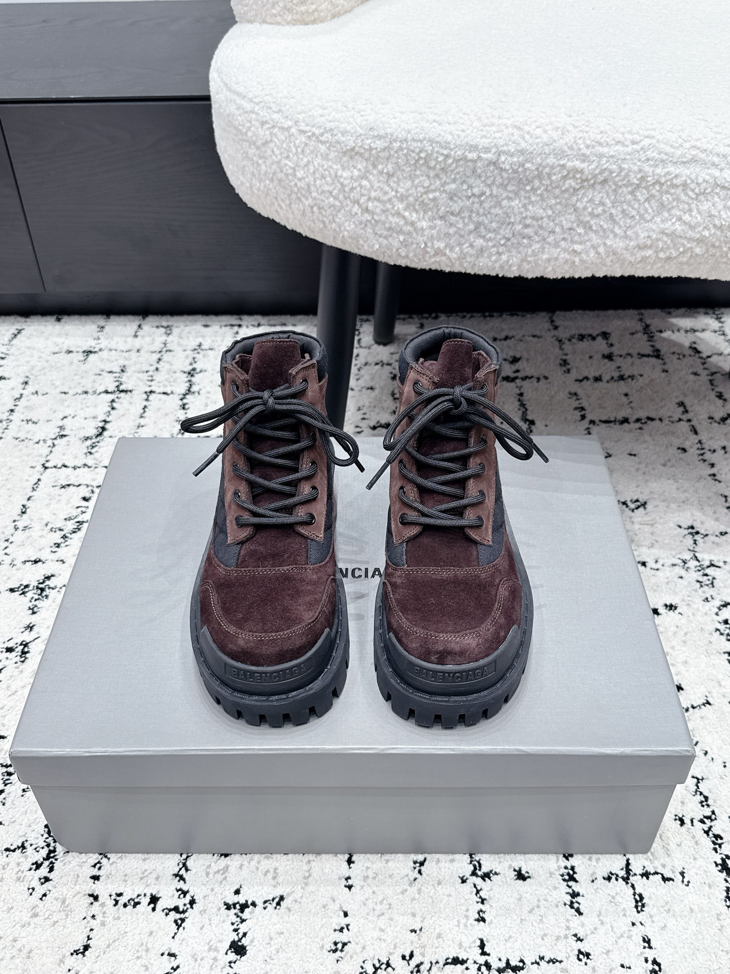NO:886492,Male Balenciag*26/Summer new retro Martin boots. Made of matte suede splicing material with a retro filter. The thick-soled work boots are super textured. The upper feet have the look of a street trendy person who looks cool and cool. Whoever wears them will love them.  The thick-soled design comes with a heightening buff, which makes it as stable as stepping on flat ground. The soft lining fits the shape of the foot, and the feet are not worn out or tired after walking all day long. It can be easily held when commuting, shopping, and traveling in autumn and winter. Fabric: suede/canvas, lining mesh, outsole, original molded outsole size 35-44 (custom-made for women 40 years old), boots, balenciaga, boots, chamois leather19860909男 Balenciag*26/夏季新款复古马丁靴 自带复古滤镜的磨砂麂皮拼接材质,厚底工装靴型超有质感,上脚就是又A又飒的街头潮人既视感,谁穿谁爱. 厚底设计自带增高buff,踩上去稳得像踩平地,软乎乎的内里贴合脚型,暴走一天也不磨脚不累脚,秋冬出门通勤、逛街、出游都能轻松hold住. 面料麂皮/帆布 内里网布 大底原版开模大底 size35-44（女40定做）,靴子,balenciaga,boots,chamois leather,Women's Shoes