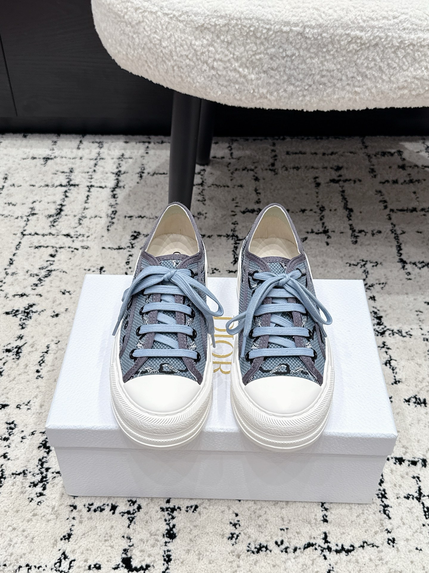 NO:877136,Dior Dior 26/ Walk'n series Presbyopia Embroidery Thick-soled Canvas Shoes Casual Shoes Original Purchased, Developed and Made This Walk'n'Dior thick-soled sneaker is a fashion item that enhances the style of the series. Oblique printed cotton embroidered upper, with comfortable thick sole, tongue and Christian Dior Paris logo laces. Can add fashionable temperament to all kinds of casual looks. Fabric: Original custom imported printed embroidery. Inner:  Imported soft sheepskin lining Outsole: Original exclusive molded TPU material Sole thickness: 4.5CM Size: Women's 35-42 (customized 40 41 42), casual shoes/sports shoes, dior, dior, sneakers, sheepskin19860909Dior迪奥26/ Walk'n系列 老花 刺绣 厚底帆布鞋 休闲鞋  原版购入开发 做货 这款 Walk'n'Dior 厚底运动鞋是一款时尚单品,提升该系列的格调.Oblique 印花棉质刺绣鞋面,搭配舒适厚底、鞋舌和 Christian Dior Paris 标志鞋带.可为各式休闲造型增添时髦气质 面料: 原版定制进口印花刺绣 内里: 进口柔软羊皮里 大底: 原版独家开模TPU材质 底厚: 4.5CM Size: 女款35-42（40 41 42定做）,休闲鞋/运动鞋,dior,dior,sneakers,sheepskin,Women's Shoes