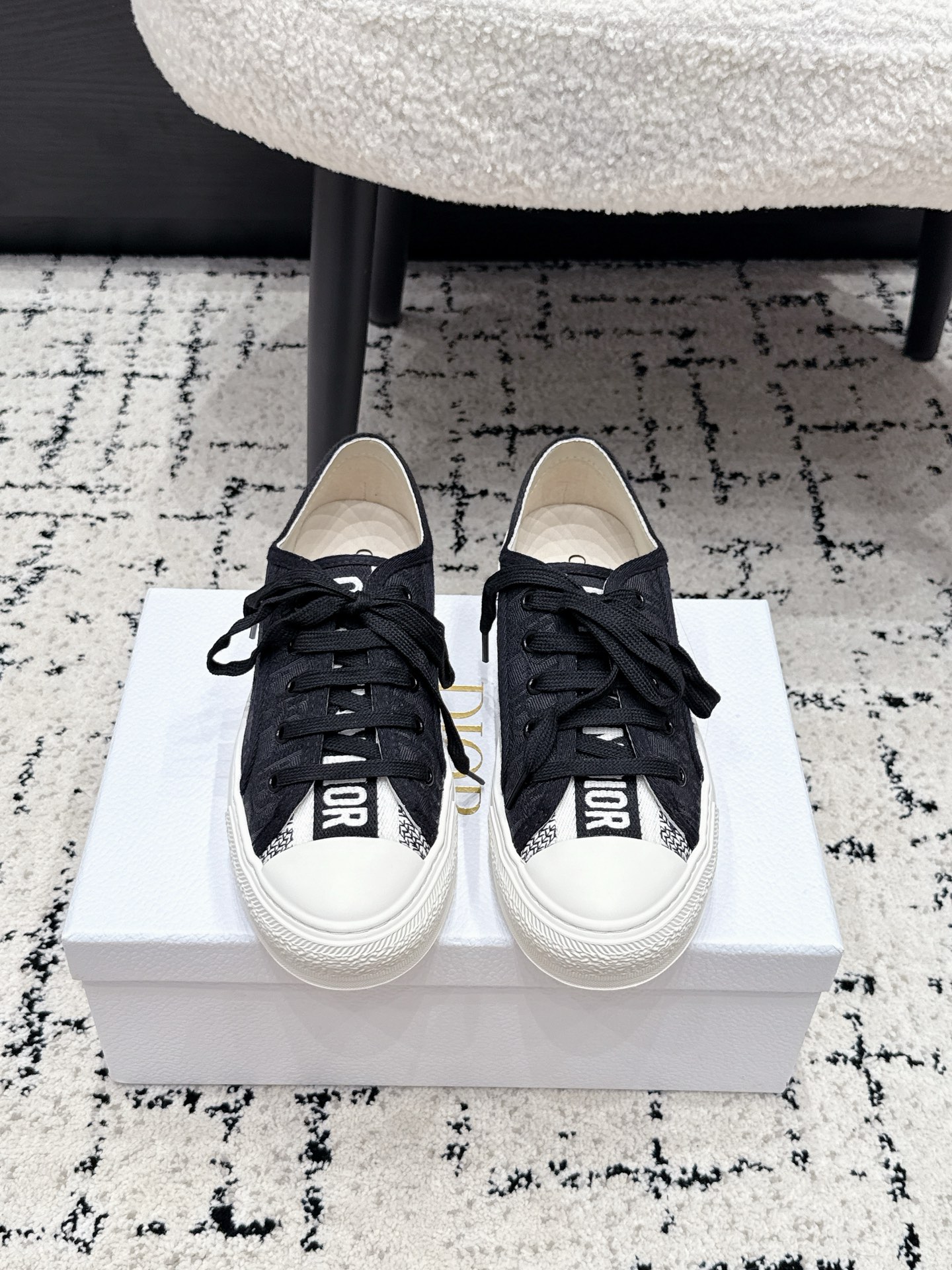 NO:877144,Dior Dior 26/ Walk'n series Presbyopia Embroidery Thick-soled Canvas Shoes Casual Shoes Original Purchased, Developed and Made This Walk'n'Dior thick-soled sneaker is a fashion item that enhances the style of the series. Oblique printed cotton embroidered upper, with comfortable thick sole, tongue and Christian Dior Paris logo laces. Can add fashionable temperament to all kinds of casual looks. Fabric: Original custom imported printed embroidery. Inner:  Imported soft sheepskin lining Outsole: Original exclusive molded TPU material Sole thickness: 2.5CM Size: Women's 35-42 (customized 40 41 42), casual shoes/sports shoes, dior, dior, sneakers, sheepskin19860909Dior迪奥26/ Walk'n系列 老花 刺绣 厚底帆布鞋 休闲鞋  原版购入开发 做货 这款 Walk'n'Dior 厚底运动鞋是一款时尚单品,提升该系列的格调.Oblique 印花棉质刺绣鞋面,搭配舒适厚底、鞋舌和 Christian Dior Paris 标志鞋带.可为各式休闲造型增添时髦气质 面料: 原版定制进口印花刺绣 内里: 进口柔软羊皮里 大底: 原版独家开模TPU材质 底厚: 2.5CM Size: 女款35-42（40 41 42定做）,休闲鞋/运动鞋,dior,dior,sneakers,sheepskin,Women's Shoes