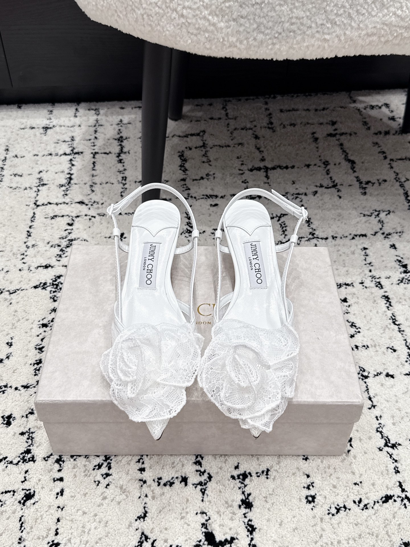 NO:875822,JimmyChoo 26/Spring and Summer New Products Latest Lace Rose Slippers Lace high heels, exquisite lace + satin splicing, three-dimensional flowers on the upper are super elegant and romantic. The stiletto heels are about 5-7cm, elongating the leg lines, and the back strap design is more stable and easy to put on and take off. Whether it is weddings, parties or daily matching skirts, it is brilliant and easily enhances the sophistication of the look. Jimmy Choo is famous for its high-end customization and fashion design, and is a must-have for exquisite girls' shoe cabinets! Fabric Original custom lace Sheepskin lining Outsole Genuine leather outsole Heel height 4.5/6.5cm Size35-41 (40 41 customized), high heels and slippers, jimmy choo, jimmy choo, high heels, slippers, skirts, sheepskin, Leather soles19860909JimmyChoo 吉米周 26/春夏新品 最新款 蕾丝玫瑰拖鞋 蕾丝高跟鞋,精致蕾丝+缎面拼接,鞋面立体花朵超优雅浪漫.细高跟约5-7cm,拉长腿部线条,后空绑带设计更稳固,穿脱方便.无论婚礼、派对还是日常搭配裙装都很出彩,轻松提升造型精致感.Jimmy Choo以高端定制和时尚设计著称,是精致女孩的鞋柜必备！ 面料原版定制蕾丝 内里羊皮 大底真皮大底 跟高4.5/6.5cm Size35-41（40 41定做）,高跟鞋拖鞋,jimmy choo,jimmy choo,high heels,slippers,skirts,sheepskin,Leather soles,Women's Shoes