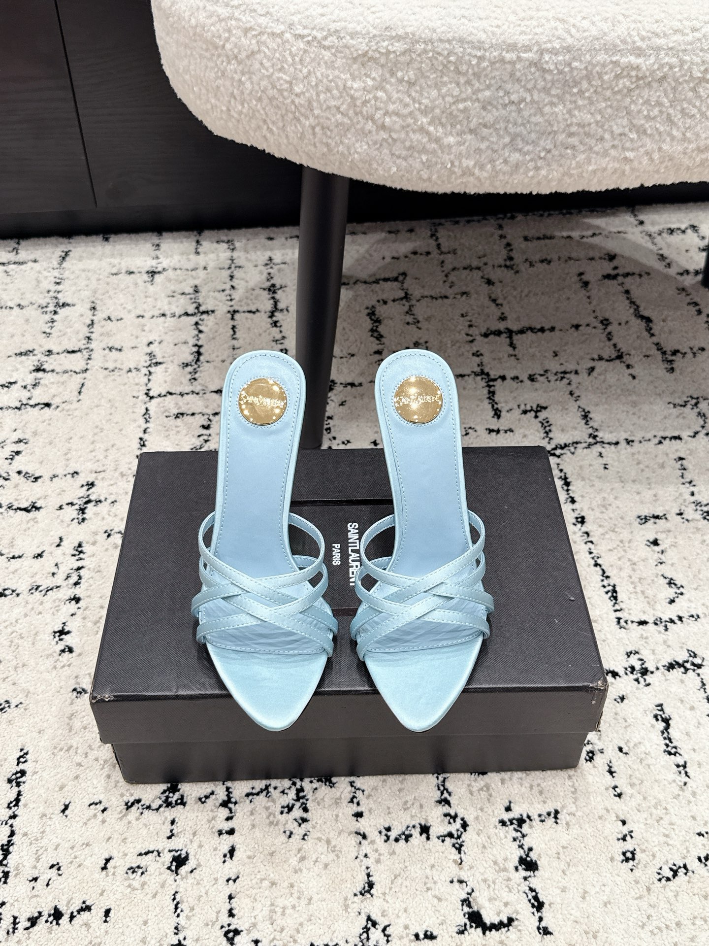 NO:887438,SAINT LAURENT 26/ Kirat series stilettos, mules, cross straps, high heels, slippers, upper cross straps + metal YSL Logo, highly recognizable!  9cm stiletto heels, elongating the leg lines, perfect for elegance and temperament. The soles are soft and comfortable to wear for a long time. They are suitable for matching with earth tones or simple dresses. They can be easily worn at weddings and parties. Fabric: Original cowhide. Lining: Original sheepskin. Sole: Italian genuine leather outsole. Heel height: 10.5cm Size: #35-41 (customized for 40 41), high-heeled shoes and slippers, saint laurent, saint laurent, saint  laurent,high heels,slippers,cowhide,sheepskin,Leather soles19860909SAINT LAURENT圣罗兰 26/ Kirat系列 细跟 穆勒鞋 交叉带 高跟 拖鞋 鞋面交叉带+金属YSL Logo,辨识度超高！9cm细高跟,拉长腿部线条,优雅气质满分4.鞋底柔软,长时间穿也很舒适,适合搭配大地色系或简约礼服,婚礼、派对都能轻松驾驭心. 面料: 原版牛皮 内里: 原版羊皮 鞋底: 意大利真皮大底 跟高: 10.5cm Size: #35-41（40 41定制）,高跟鞋拖鞋,saint laurent,saint laurent,saint laurent,high heels,slippers,cowhide,sheepskin,Leather soles,Women's Shoes