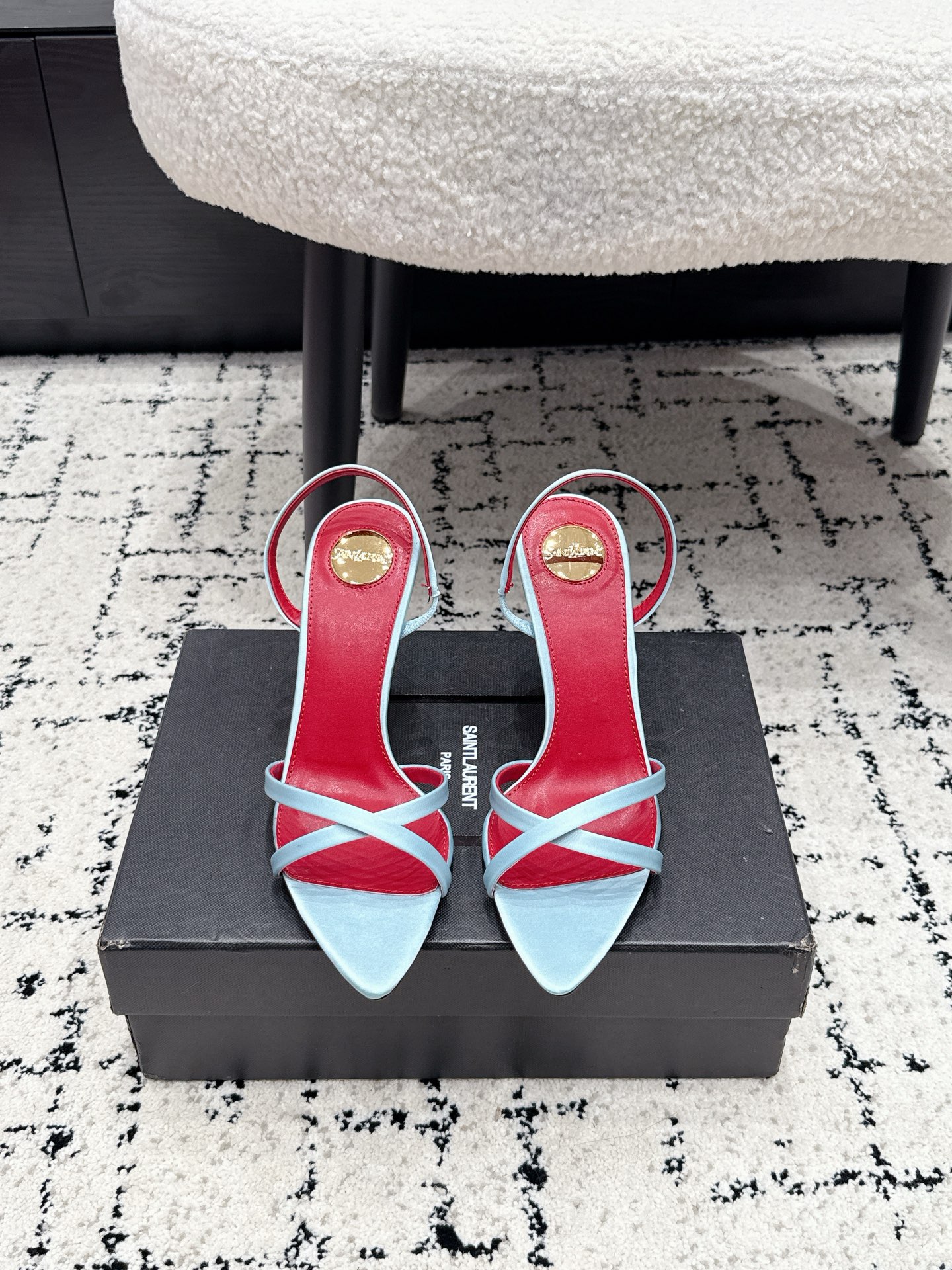 NO:887447,SAINT LAURENT 26/ Kirat series stiletto mules cross-strap high-heeled sandals upper cross-strap + metal YSL Logo, highly recognizable!  9cm stiletto heels, elongating the leg lines, perfect score 4 for elegance. The soles are soft and comfortable to wear for a long time. They are suitable for matching with earth tones or simple dresses. They can be easily worn at weddings and parties. Fabric: Original cowhide. Lining: Original sheepskin. Sole: Italian genuine leather outsole. Heel height: 9.5cm Size: #35-41 (customized for 40 41), high heels and slippers, saint laurent, saint laurent, saint  laurent,sandals,high heels,slippers,cowhide,sheepskin,Leather soles19860909SAINT LAURENT圣罗兰 26/ Kirat系列 细跟 穆勒鞋 交叉带 高跟 凉鞋 鞋面交叉带+金属YSL Logo,辨识度超高！9cm细高跟,拉长腿部线条,优雅气质满分4.鞋底柔软,长时间穿也很舒适,适合搭配大地色系或简约礼服,婚礼、派对都能轻松驾驭心. 面料: 原版牛皮 内里: 原版羊皮 鞋底: 意大利真皮大底 跟高: 9.5cm Size: #35-41（40 41定制）,高跟鞋拖鞋,saint laurent,saint laurent,saint laurent,sandals,high heels,slippers,cowhide,sheepskin,Leather soles,Women's Shoes