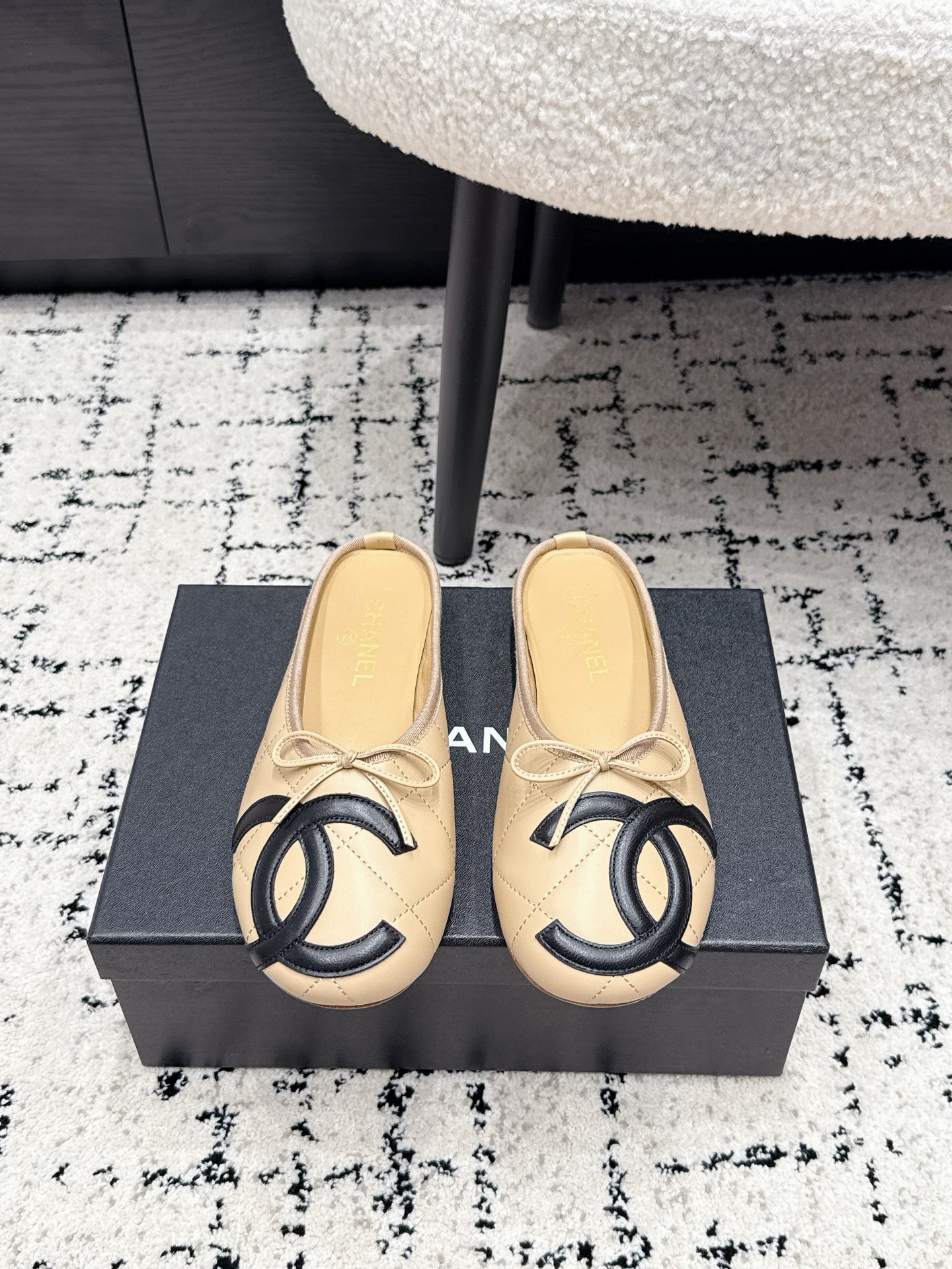 NO:887499,Chanel* Chanel 26/ Spring and summer new bow ballet flats. This pair of shoes is based on the classic ballet shoe shape. The iconic double C decoration on the toe is matched with a small bow, giving it a sense of elegance. It can be easily matched with skirts or straight pants for daily wear. Whether it is commuting, dating or light business occasions, it can be worn with a refined and effortless texture. The shoe shape fits the foot shape and the soft sole design makes walking for a long time stress-free. It is light and comfortable on the foot and will not be tired after long-term wear.  Multi-color optional color schemes, each model takes into account classic recognition and versatile attributes, easily adapting to different styles of dressing scenes, and is an essential and versatile model in the shoe cabinet. Fabric Sheepskin Lining Sheepskin Outsole Genuine leather outsole size 35-43 (customized 40 41 42 43), half slippers, chanel, chanel, flats, skirts, sheepskin, Leather soles19860909Chane*香奈儿 26/ 春夏新款蝴蝶结芭蕾平底鞋 这双鞋以经典芭蕾鞋型为基底,鞋头的标志性双C装饰搭配小巧蝴蝶结,自带优雅氛围感.日常搭配裙装或直筒裤都能轻松适配,无论是通勤、约会还是轻商务场合,都能穿出精致又不费力的质感.鞋型贴合脚型,软底设计让长时间行走也毫无压力,上脚轻盈舒适,久穿不累. 多色可选的配色方案,每一款都兼顾了经典辨识度与百搭属性,轻松适配不同风格的穿搭场景,是鞋柜里必不可少的百搭款. 面料羊皮 内里羊皮 大底真皮大底 size35-43（40 41 42 43定做）,半拖单鞋,chanel,chanel,flats,skirts,sheepskin,Leather soles,Women's Shoes