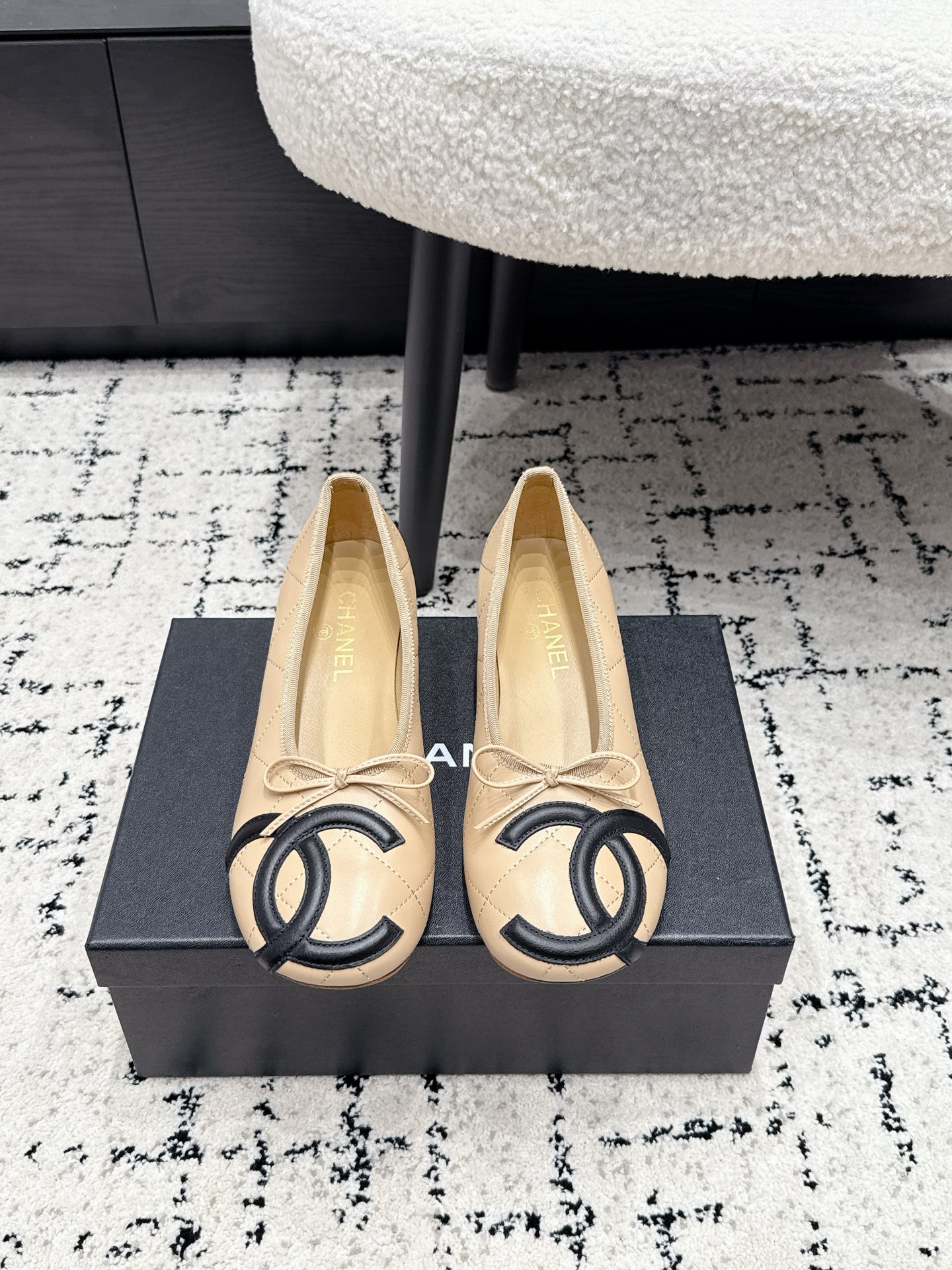 NO:887508,Chane* Chanel 26/ Spring and summer new bow ballet high-heeled shoes. This pair of shoes is based on the classic ballet shoe shape. The iconic double C decoration on the toe is matched with a small bow, giving it a sense of elegance. It can be easily matched with skirts or straight pants for daily use. Whether it is commuting, dating or light business occasions, it can be worn with a refined and effortless texture. The shoe shape fits the foot shape and the soft sole design makes walking for a long time stress-free. It is light and comfortable on the foot and will not be tired after long-term wear.  Multi-color optional color schemes, each model takes into account classic recognition and versatile attributes, easily adapting to different styles of dressing scenes, and is an essential and versatile model in the shoe cabinet. Fabric Sheepskin Lining Sheepskin Outsole Genuine leather outsole size 35-43 (customized 40 41 42 43), half slippers, chanel, chanel, skirts, sheepskin, Leather soles19860909Chane*香奈儿 26/ 春夏新款蝴蝶结芭蕾高跟单鞋 这双鞋以经典芭蕾鞋型为基底,鞋头的标志性双C装饰搭配小巧蝴蝶结,自带优雅氛围感.日常搭配裙装或直筒裤都能轻松适配,无论是通勤、约会还是轻商务场合,都能穿出精致又不费力的质感.鞋型贴合脚型,软底设计让长时间行走也毫无压力,上脚轻盈舒适,久穿不累. 多色可选的配色方案,每一款都兼顾了经典辨识度与百搭属性,轻松适配不同风格的穿搭场景,是鞋柜里必不可少的百搭款. 面料羊皮 内里羊皮 大底真皮大底 size35-43（40 41 42 43定做）,半拖单鞋,chanel,chanel,skirts,sheepskin,Leather soles,Women's Shoes
