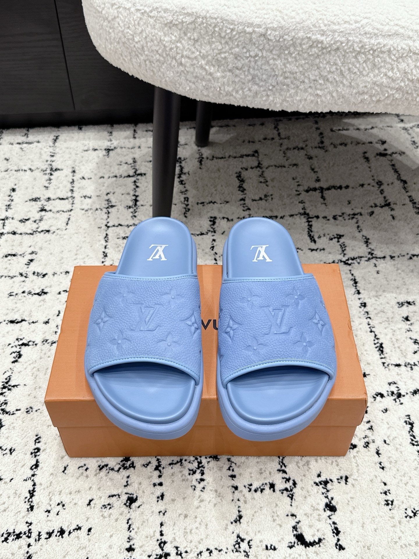 NO:886573,#Men's LV Louis Vuitton 26/ POOL PILLOW COMFORT embossed bread slippers Pool Pillow comfortable mules are named after the soft padded upper design, newly interpreted cow leather paving, Monogram embossed pattern. The front strap is decorated with Louis Vuitton logo leather label. Comfortable and tough insole and light micro outsole enable unrestricted walking. Fabric: original custom technical fabric fabric/cowhide, lining original custom sheepskin foot pad, outsole original open mold rubber foam outsole  Size:38-46 (38 45 46 customized), slippers, louis vuitton, louis vuitton, slippers, cowhide, sheepskin19860909#男款 LV路易威登 26/ POOL PILLOW COMFORT浮雕 面包 凉拖鞋 Pool Pillow 舒适穆勒鞋得名于柔软填充鞋面设计,新绎牛皮革铺陈,Monogram 压印图案.前带缀饰路易威登标识皮革标签.舒适韧性鞋垫与轻盈微型外底成就无拘步履 面料:原版定制科技织物面料/牛皮 内里原版定制羊皮垫脚 大底原版开模橡胶发泡大底 Size:38-46（38 45 46定做）,拖鞋,louis vuitton,louis vuitton,slippers,cowhide,sheepskin,Women's Shoes