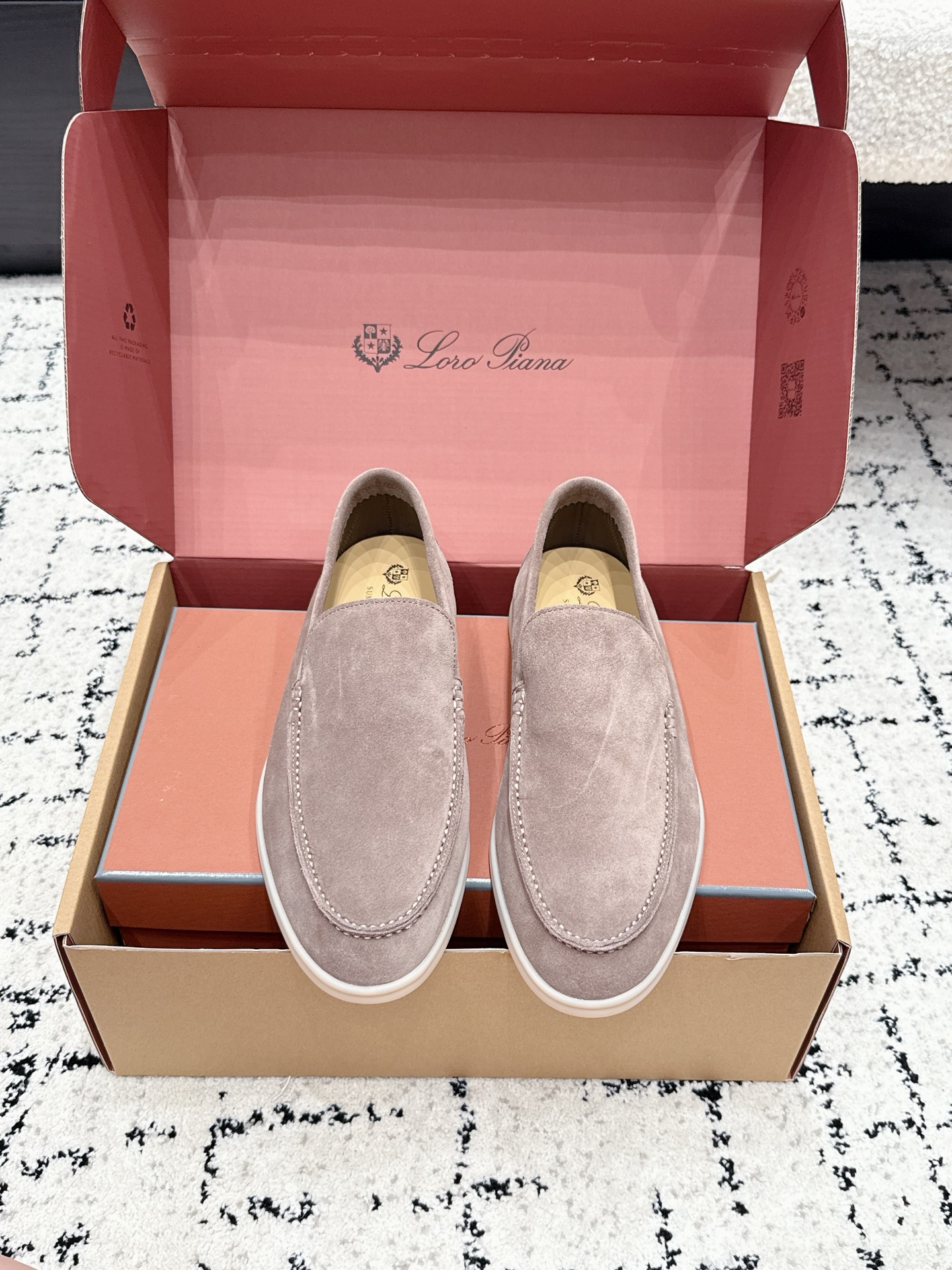 NO:886549,#Men's model, made in Guan, purchase version Loro Piana 26/ classic hot style British old money style flat loafers LP top version British flat loafers, a must-have item in old money style, the minimalist design is eye-catching and durable, a bonus for outfits  The soft foot feel and texture are outstanding. They don’t scratch your feet and are very nice. They are matched with soft and waxy soles. They can be worn daily for a long time without getting tired. They are easy to wear, versatile and classic items, with perfect foot feel and texture!  Imported cashmere fabric, the lining is made of imported A-grade water-dyed cow lining, the top version of the genuine leather midsole, and it is sewn with pure handmade mark thread!  Fabric original deerskin lining original lining outsole original single tendon bottom Size38-48 (38 45 46 47 48 customized), loafers, loro piana, loro piana, loafers19860909#男款 莞产 代购版本 Loro Piana 26/ 经典爆款 英伦 老钱风 平底乐福鞋 LP顶级版本 英伦平底乐福鞋,老钱风必备单品,极简的设计吸睛耐看,穿搭加分项呀 软乎乎的脚感质感出众,不会磨脚就很nice搭配软软糯糯的鞋底,日常通行久穿不累哦,好穿、百搭经典单品,脚感和质感都拿捏！进口羊绒面料 内里采用进口A级水染牛里,顶级版本真皮中底,纯手工马克线缝制！ 面料原版鹿皮 内里原版内里 大底原单牛筋底 Size38-48（38 45 46 47 48定做）,乐福鞋,loro piana,loro piana,loafers,Women's Shoes