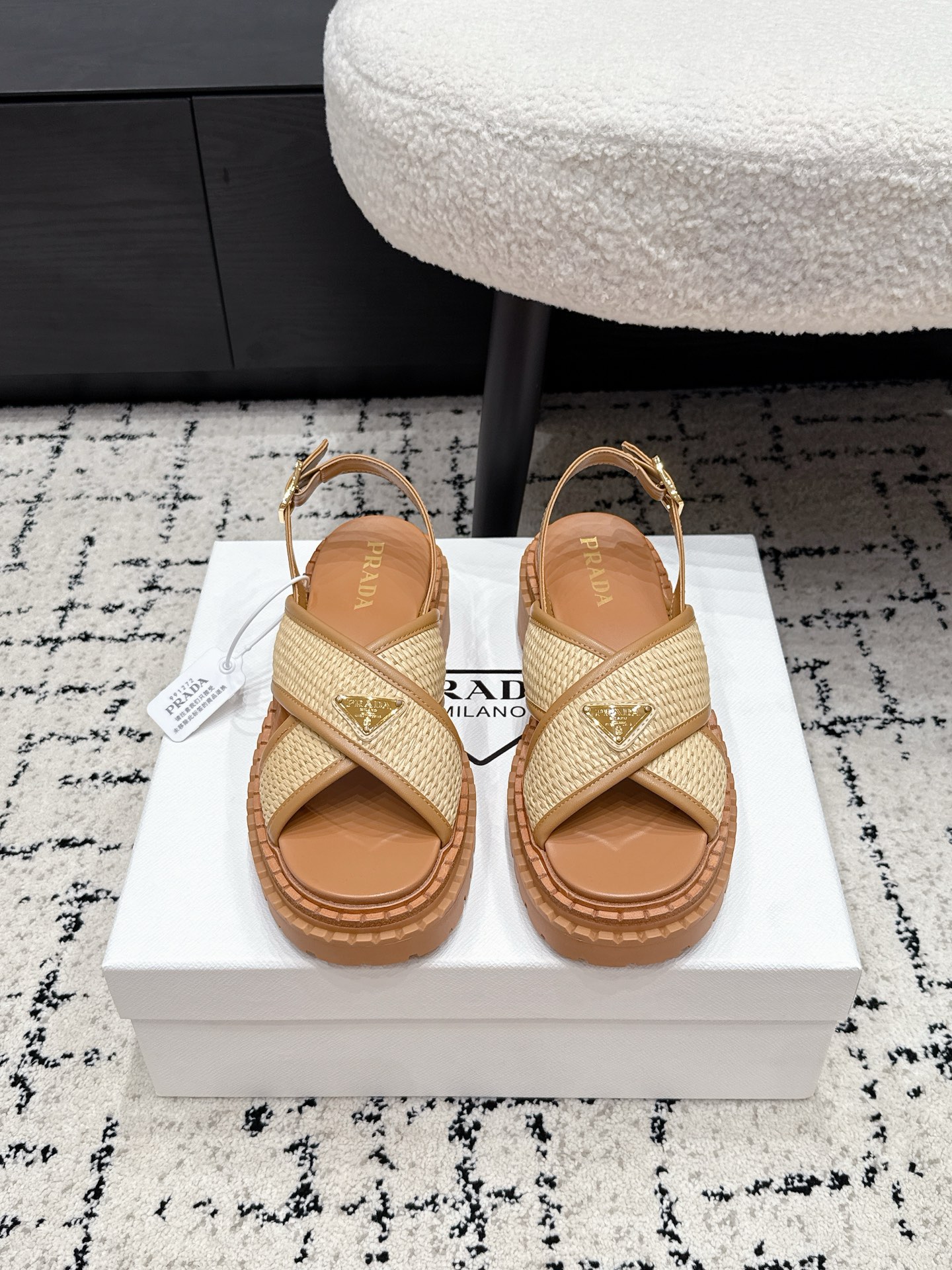 NO:887463,Prada 26/ New straw triangular buckle sandals, classic fashion temperament, simple beauty, soft silhouette, elegant contemporary style details, full of vitality. With large thick heel and leather triangular logo, light filling creates a three-dimensional effect, showing a modern atmosphere. Fabric cowhide/straw, inner sheepskin, outsole TPU infused outsole Size35-41 (40  41 customized),sandals,prada,prada,sandals,espadrilles,cowhide,sheepskin19860909Prada普拉达 26/ 新款草编三角扣凉鞋 经典时尚气质简约美 呈现柔美廓形,优雅的当代风格细节尽显活力.搭配大粗跟鞋跟和皮革三角形徽标,轻薄填充塑造三维效果,彰显摩登气息. 面料牛皮/草编 内里羊皮 大底tpu 灌注大底 Size35-41（40 41定做）,凉鞋,prada,prada,sandals,espadrilles,cowhide,sheepskin,Women's Shoes