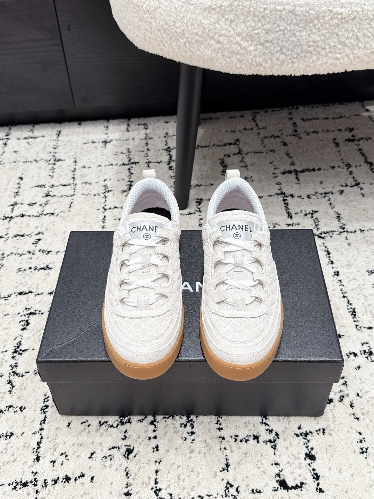 NO:886600,Chanel CHANEL 26/ The latest model of diamond pattern De Xun shoes in spring and summer. There are many celebrity Internet celebrities. The diamond stitching on the upper is a classic element of Chanel. The diamond pattern design comes from the brand bags. It has its own recognition and sense of luxury. The retro caramel color sole retains the retro sporty feeling of De Xun shoes and makes the shoe lighter and more slim. The upper is imported calf leather.  With a simple low-top lace design, it takes into account daily matching and brand tonality. Original open-molded rubber non-slip outsole. Fabric original customized suede leather. Sheepskin lining. Original open-molded rubber anti-slip outsole. Size35-41 (40 41 customized), casual shoes/sports shoes, chanel, chanel, sneakers, cowhide, sheepskin19860909香奈儿CHANEL 26/ 春夏最新款菱格纹德训鞋 超多明星网红种草 鞋面的菱格缝线是香奈儿的经典元素 源自品牌包包的菱格纹设计 自带辨识度与高级感 复古的焦糖色鞋底 既保留了德训鞋的复古运动感 也让鞋型更轻盈 更显腿细 鞋面进口小牛皮 搭配简约的低帮系带设计,兼顾日常搭配性与品牌调性原版开模橡胶防滑大底 面料原版定制反绒皮 内里羊皮 大底原版开模橡胶防滑底 Size35-41（40 41定做）,休闲鞋/运动鞋,chanel,chanel,sneakers,cowhide,sheepskin,Women's Shoes