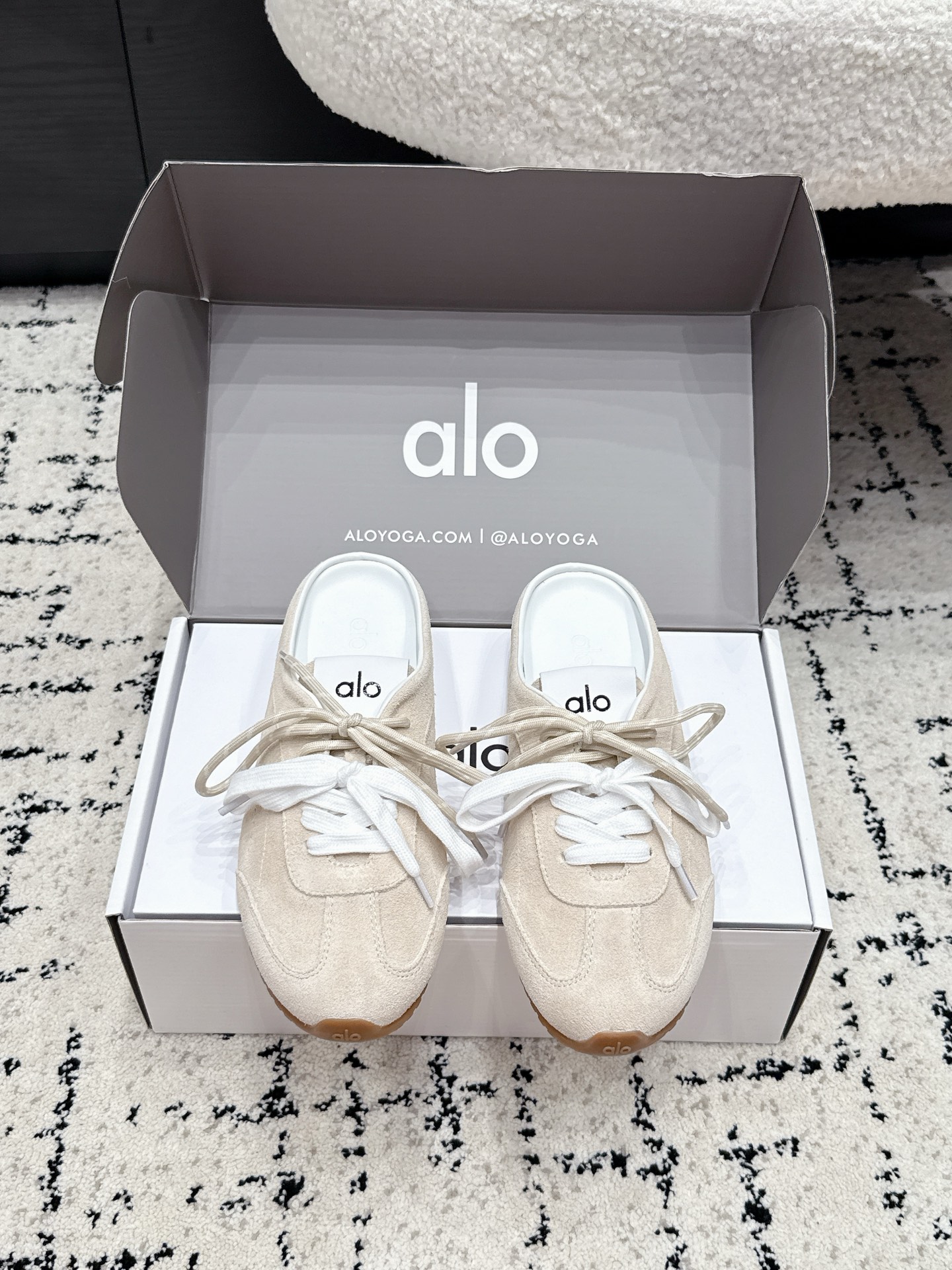 NO:886584,ALO & JISOO joint birthday limited edition 26/ Dexun shoes alo explosive thin-soled casual sports shoes suede running shoes In 2025, ALO can be said to be popular that cannot be ignored!  The simple colors of black and white are in line with the Clean Fit taste that everyone has loved in recent years, making the outfit more refined and 'expensive'!  !  Fabric cowhide/cow suede, lining sheepskin, outsole molded TPU outsole Size 35-40 (customized for 40), casual shoes/sports shoes, sneakers, cowhide, sheepskin19860909ALO & JISOO联名款生日限量款 26/ 德训鞋alo爆火薄底休闲运动鞋绒面跑步鞋 2025年ALO可以说不可被忽视的火起来啦！黑白色的简约色调更是符合这几年大家大爱的Clean Fit品味,穿搭更显精致和“贵”！！ 面料牛皮/牛反绒 内里羊皮 大底开模TPU大底 Size35-40（40定做）,休闲鞋/运动鞋,sneakers,cowhide,sheepskin,Women's Shoes