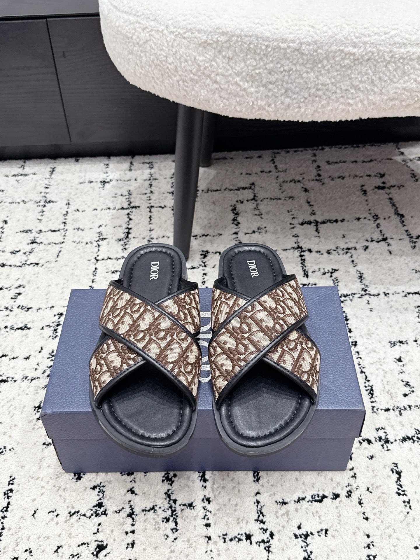NO:886635,# Dior 26/ New Men's Summer Slippers A laid-back yet sophisticated creation, the Dior sandal is crafted from Dior Oblique jacquard, showcasing a cross-strap design. Composed of black leather and a rubber sole, this sandal offers optimal comfort and is enhanced by a Dior Oblique non-slip insert that will effortlessly pair with any casual look this season. Comfortable and versatile for summer, a must-have for men with old money style!  Size: 38-46 (38 45 46 customized), split-toe shoes and slippers, dior, dior, sandals, slippers19860909# 迪奥 26/ 新款 男士夏季 拖鞋 Dior凉鞋悠闲而精致的作品 Dior Oblique提花制成,展示了交叉带设计.这款凉鞋由黑色皮革和橡胶鞋底组成,提供最佳舒适度,并由Dior Oblique防滑插入物增强,将毫不费力地与本季的任何休闲外观搭配.夏季舒服百搭 老钱风男士必备！ Size: 38-46（38 45 46定做）,分趾鞋拖鞋,dior,dior,sandals,slippers,Women's Shoes