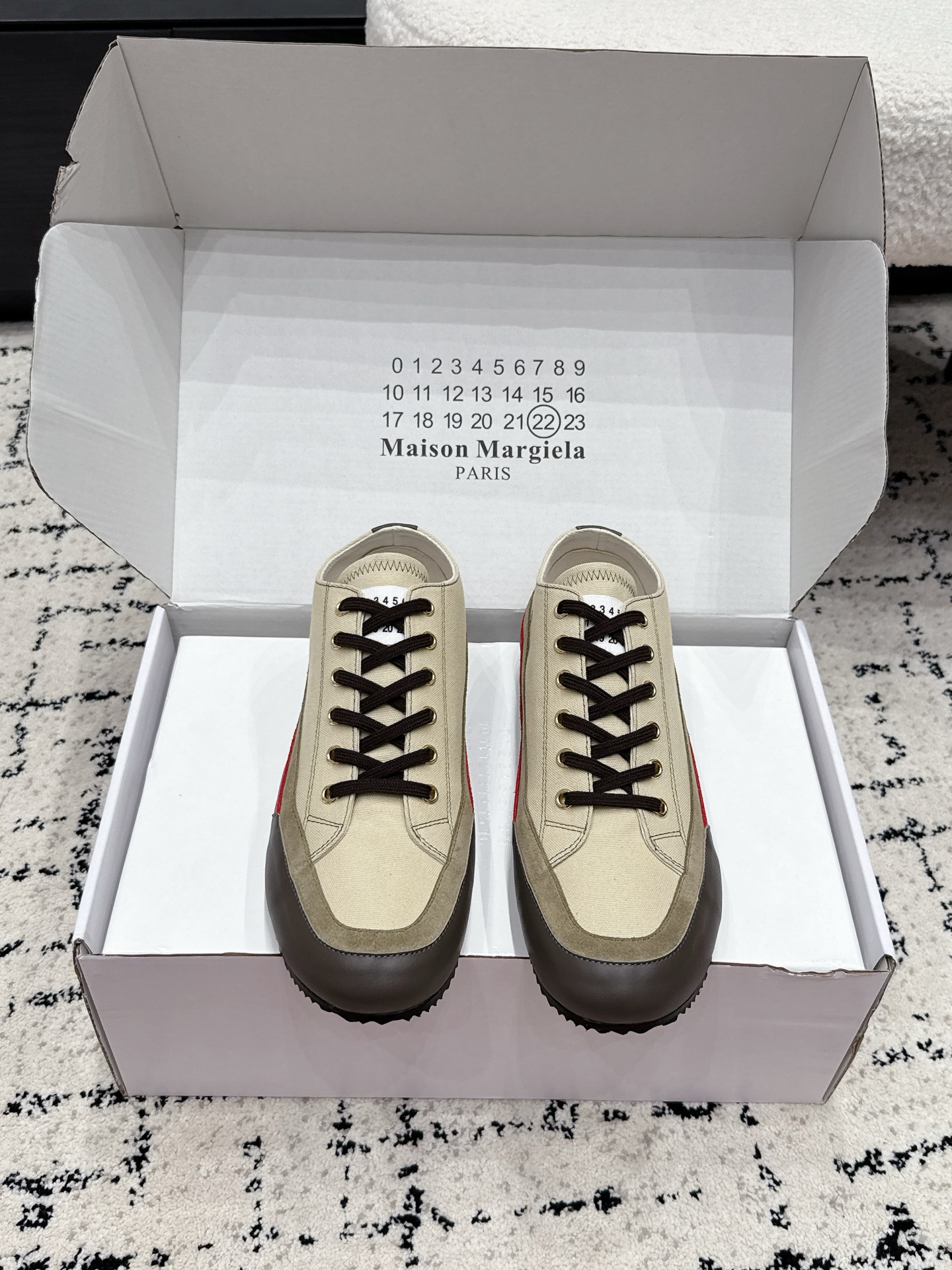 NO:886643,#couples model airplane box MaisonMargiela MM6 Margiela 26/couples model Dexun shoes original purchase development and production of ghost designer brand, a light luxury brand  This German training shoe continues the classic T-shaped leather splicing design. It has been carefully improved by the design team many times, just to let you experience the most original military taste~ Special material/cloth surface, soft and delicate features combined with fashionable cloth surface, making it super soft and comfortable, while maintaining good breathability ~ Comfort and texture go hand in hand, easy to wear in any combination in all seasons. Exquisite packaging at the delivery counter, original custom-made fabric, imported soft sheepskin lining, original open-molded rubber material for the outsole  Size35～45 (female 40, male 45 customized), casual shoes/sports shoes, masion margiela, masion margiela, sneakers, sheepskin19860909#情侣款 飞机盒 MaisonMargiela MM6 马吉拉 26/情侣款 德训鞋 原版购入开发 做货 鬼才设计师品牌,一个轻奢品牌 这一款德国训练鞋延续了经典的T形真皮拼接设计,经过设计团队多次的精心改良,只为让您体验最原始的军旅味道~材质特殊材料/布面,柔软细腻的特点与时尚潮流的布面相结合,使其既有超高的柔软舒适度,又同时保持不错的透气性能~舒适与质感并行,轻松驾驭四季穿着任何搭配 配送专柜精美包装 面料原版定制面料 内里进口柔软羊皮里 大底原版开模橡胶材质 Size35～45（女40 男45定制）,休闲鞋/运动鞋,masion margiela,masion margiela,sneakers,sheepskin,Women's Shoes