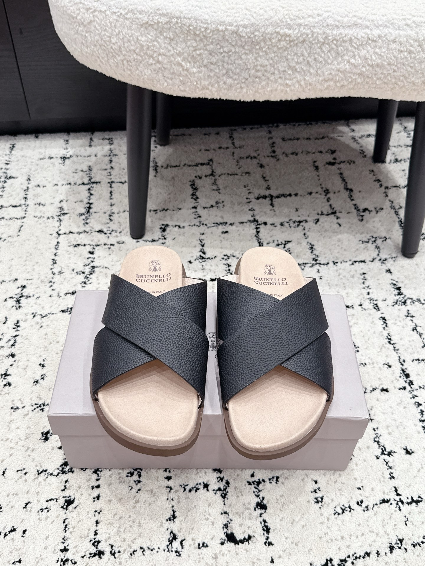 NO:886593,# Men's Brunello Cucinelli 26/ Spring and summer new retro old money style sandals Brunello Cucinelli's sophisticated materials make these summer urban casual slippers exquisite. The washed suede front strap is soft and skin-friendly, and it is equipped with a metal buckle with an engraved logo, allowing you to easily adjust it for a comfortable wearing feeling. It is an artifact for daily relaxation!  The simple design makes it easy to wear, and the soft sole is easy to walk. It can accompany you at home to read newspapers and drink coffee, or go out to buy small items. It can be easily used for daily comfort. Original molding material of fabric, cashmere foot pads inside, original molding rubber foam combined sole for outsole Size38-46 (38 45 46 customized), slippers, brunello cucinelli, slippers, chamois leather19860909# 男款 Brunello Cucinelli 26/ 春夏新款复古 老钱风 凉拖鞋 Brunello Cucinelli的考究材料精美了这款夏季都市休闲拖鞋.水洗麂皮前带柔软亲肤,搭配雕刻徽标的金属搭扣,让您轻松调节出舒适穿着感.日常松弛感神器！简约设计不挑穿搭,软底好走,居家陪你读报喝咖啡,出门买个小物件也适配,轻松承包舒适日常 面料原版开模材料 内里羊绒垫脚 大底原版开模橡胶发泡组合底 Size38-46（38 45 46定做）,拖鞋,brunello cucinelli,slippers,chamois leather,Women's Shoes