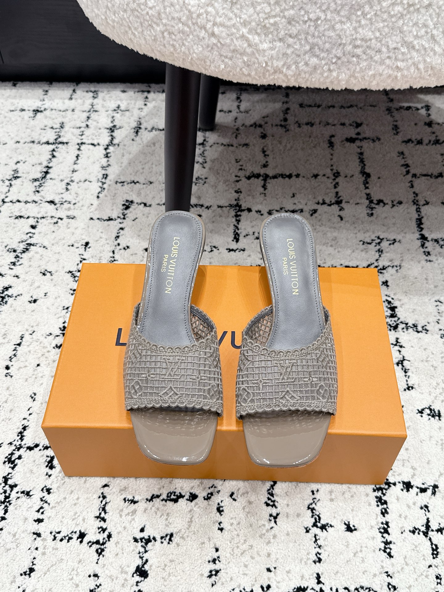 NO:886601,LV Louis Vuitton 26/ Early spring new product Mary Jane high-heeled net slippers. LV's lace Mary Jane high-heeled slippers, lace upper + classic one-word buckle strap, perfect French elegance!  The flat-soled design is super comfortable, making it easy to manage both commuting and daily life. The lace hollow details make the shoes lighter and more breathable, which is perfect for spring and summer. The lining of the shoes is soft and you will not feel tired after walking for a long time. Paired with skirts or light-colored clothing, the gentle and romantic atmosphere will be full. The original crochet fabric is made of imported sheepskin lining. Outsole is genuine leather. Heel height is 5.5cm. Size35-41 (40/41 customization is not returnable). High-heeled shoes and slippers, louis vuitton, louis  vuitton,mary jane,high heels,slippers,skirts,sheepskin19860909LV 路易威登 26/ 早春新品 玛丽珍高跟网拖鞋 LV这款蕾丝玛丽珍高跟拖鞋,蕾丝鞋面+经典一字扣带,法式优雅气质满分！平底设计超舒适,通勤、日常都能轻松驾驭.蕾丝镂空细节让鞋子更轻盈透气,春夏穿超合适～鞋内衬柔软,长时间走路也不累.搭配裙装或浅色系服饰,温柔浪漫氛围感直接拉满 面料原版钩花材质 内里进口羊皮里 大底真皮底 跟高5.5cm Size35-41（40/41定制不退换）,高跟鞋拖鞋,louis vuitton,louis vuitton,mary jane,high heels,slippers,skirts,sheepskin,Women's Shoes
