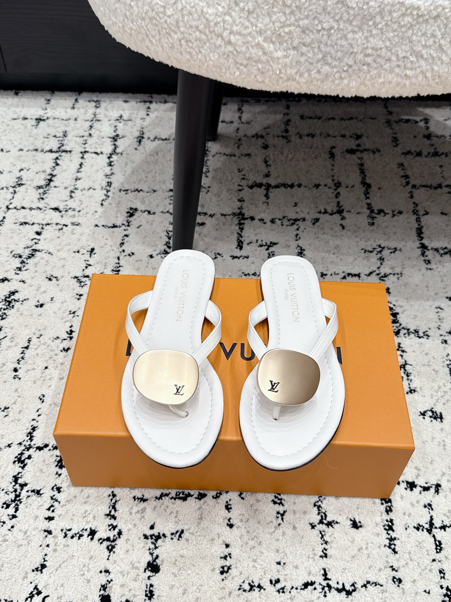 NO:886637,#TOPVERSION LOUIS VUITTON 26/ Treasure square toe buckle flip-flop slippers Who knows!  This pair of LV sandals is just perfect for a lazy person. It has a round metal buckle and a simple clip-on design, giving it a French sense of laziness. The flat-soled model is so comfortable that you won’t feel tired even if you run around all day long, and the thin-heeled model can turn you into a gentle heroine in seconds. The four colors directly hit my heart!  A must-have item for summer shoe cabinets. From commuting, shopping to dating, a pair can be used for all occasions. If you have difficulty choosing colors, just put them all in!  The most popular treasure sandals!  The square toe + clip-on design makes the feet slimmer, and the metal round buckle adds a bit of sophistication. It can create a gentle, cool, and energetic style. It brings summer happiness. Fabric Sheepskin Lining Sheepskin Outsole Imported Italian genuine leather outsole Size35-41 (40 41 custom-made), split-toe sandals, louis vuitton, louis vuitton, sandals, slippers, sheepskin, Leather soles19860909#顶级版本 LOUIS VUITTON 26/ Treasure 方头搭扣 夹脚拖鞋 谁懂啊！这双LV凉鞋简直是“懒人天菜”,金属圆扣+简约夹脚设计,自带法式慵懒感,平底款舒服到暴走一天都不累,细跟款又能秒变温柔大女主,四种颜色直接戳中我的心巴！ 夏日鞋柜刚需款,从通勤、逛街到约会,一双就能hold住所有场合,颜色选择困难症直接all in！被问爆的宝藏凉鞋！方头+夹脚的设计超显脚瘦,金属圆扣又添了几分精致,温柔的、酷飒的、元气的风格都能搭出来,夏天的快乐是它给的 面料羊皮 内里羊皮 大底进口意大利真皮大底 Size35-41（40 41定做）,分趾鞋凉鞋,louis vuitton,louis vuitton,sandals,slippers,sheepskin,Leather soles,Women's Shoes