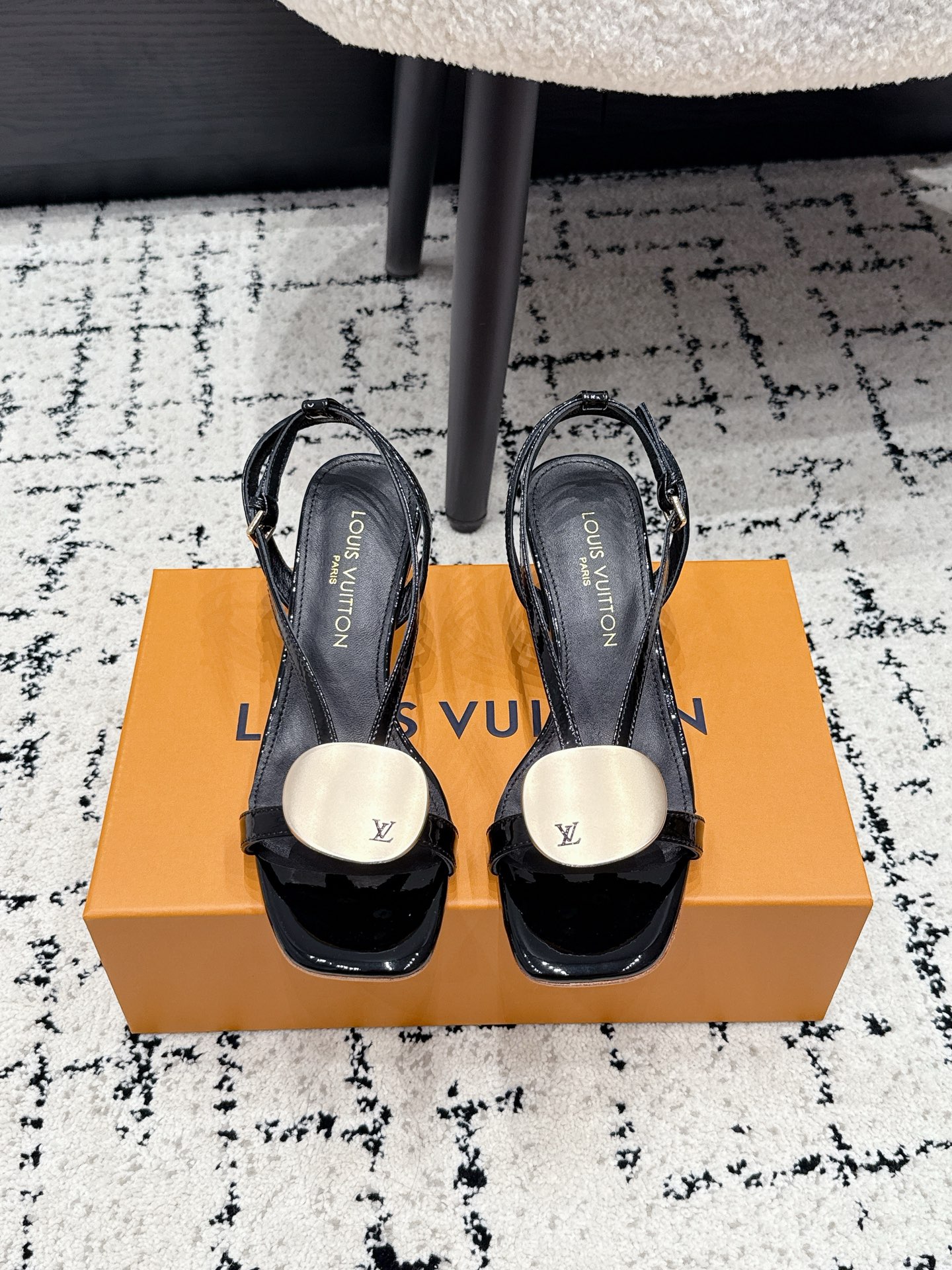 NO:886645,#TOPVERSION LOUIS VUITTON 26/ Treasure Square Toe Buckle Strap Sandals Who knows!  This pair of LV sandals is just perfect for a lazy person. It has a round metal buckle and a simple clip-on design, giving it a French sense of laziness. The flat-soled model is so comfortable that you won’t feel tired even if you run around all day long, and the thin-heeled model can turn you into a gentle heroine in seconds. The four colors directly hit my heart!  A must-have item for summer shoe cabinets. From commuting, shopping to dating, a pair can be used for all occasions. If you have difficulty choosing colors, just put them all in!  The most popular treasure sandals!  The square toe + clip-on design makes the feet slimmer, and the metal round buckle adds a bit of sophistication. It can create a gentle, cool, and energetic style. It brings summer happiness. Fabric Sheepskin Lining Sheepskin Outsole Imported Italian leather outsole Heel height 5.5cm Size35-41 (40 41 custom-made), split-toe sandals, louis vuitton, louis vuitton, sandals, sheepskin, Leather  soles19860909#顶级版本 LOUIS VUITTON 26/ Treasure 方头搭扣 一字带凉鞋 谁懂啊！这双LV凉鞋简直是“懒人天菜”,金属圆扣+简约夹脚设计,自带法式慵懒感,平底款舒服到暴走一天都不累,细跟款又能秒变温柔大女主,四种颜色直接戳中我的心巴！ 夏日鞋柜刚需款,从通勤、逛街到约会,一双就能hold住所有场合,颜色选择困难症直接all in！被问爆的宝藏凉鞋！方头+夹脚的设计超显脚瘦,金属圆扣又添了几分精致,温柔的、酷飒的、元气的风格都能搭出来,夏天的快乐是它给的 面料羊皮 内里羊皮 大底进口意大利真皮大底 跟高5.5cm Size35-41（40 41定做）,分趾鞋凉鞋,louis vuitton,louis vuitton,sandals,sheepskin,Leather soles,Women's Shoes