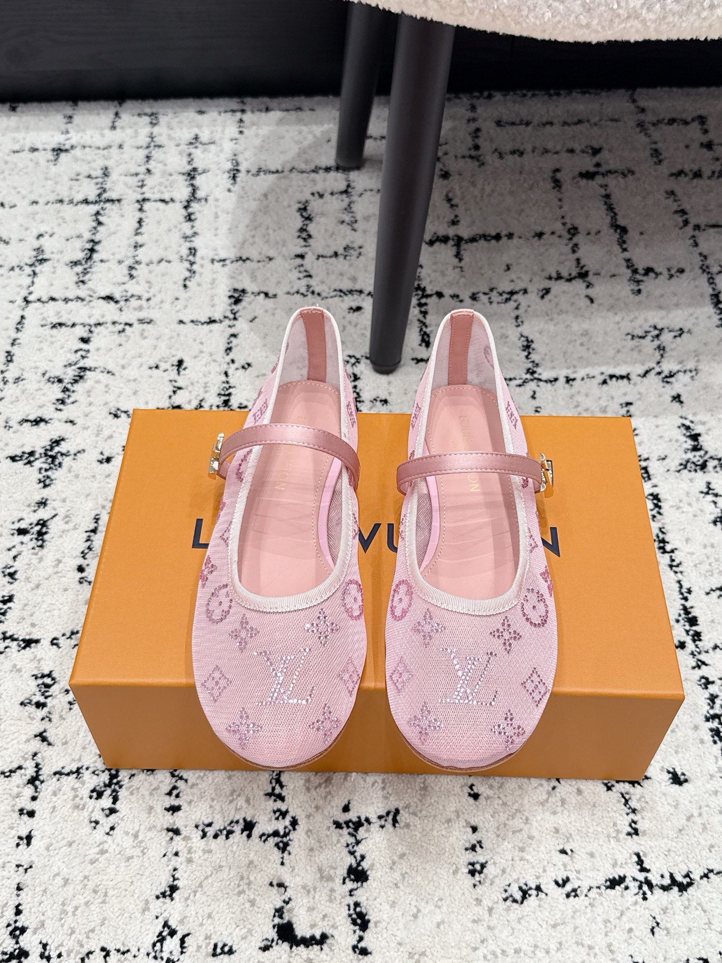 NO:886699,Louis Vuitton LV 26/ ROMY Ballet Shoes Buckled Mary Janes Breathable Mesh Flat Shoes This Romy flat ballet shoe is made of Monogram high-temperature diamond fabric to imitate the exquisite texture of lace. The rounded toe exudes a gentle atmosphere, complementing the scalloped trim, patent leather laces and LV Twist embellishments. The leather outsole creates a comfortable wearing experience. Fabric is customized breathable mesh and sheepskin lining  Outsole Italian genuine leather outsole Size35-41 (40.41 custom-made and non-returnable), ballet shoes, louis vuitton, louis vuitton, mary jane, sheepskin, Leather soles19860909Louis Vuitton LV 26/ ROMY芭蕾舞鞋 扣带玛丽珍鞋透气网面平底单鞋 本款Romy平底芭蕾鞋以 Monogram 高温压钻织物临摹蕾丝的考究质感.圆润鞋头流露温婉气息,与扇形饰边,漆面皮革鞋带和LV Twist饰件相得益彰.皮革外底成就舒软穿着体验. 面料定制透气网纱 内里羊皮 大底意大利真皮大底 Size35-41（40.41定做不退换）,芭蕾舞鞋,louis vuitton,louis vuitton,mary jane,sheepskin,Leather soles,Women's Shoes