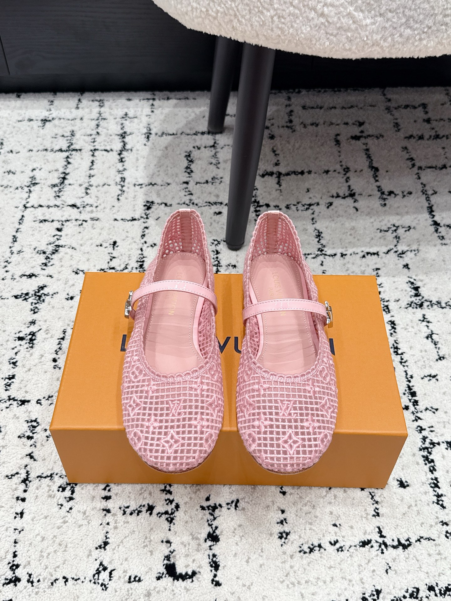 NO:886681,Louis Vuitton LV 26/ ROMY ballet shoes embroidered lace buckle Mary Jane shoes breathable mesh flat shoes This Romy flat ballet shoes are made of Monogram embroidered fabric to imitate the exquisite texture of lace. The rounded toe exudes a gentle atmosphere, complementing the scalloped trim, patent leather laces and LV Twist embellishments. The leather outsole creates a comfortable wearing experience. Fabric Custom embroidered fabric lace and sheepskin lining  Outsole Italian genuine leather outsole Size35-41 (40.41 custom-made and non-returnable), ballet shoes, louis vuitton, louis vuitton, mary jane, sheepskin, Leather soles19860909Louis Vuitton LV 26/ ROMY芭蕾舞鞋刺绣蕾丝扣带玛丽珍鞋透气网面平底单鞋 本款Romy平底芭蕾鞋以 Monogram 刺绣织物临摹蕾丝的考究质感.圆润鞋头流露温婉气息,与扇形饰边,漆面皮革鞋带和LV Twist饰件相得益彰.皮革外底成就舒软穿着体验. 面料定制刺绣织物蕾丝 内里羊皮 大底意大利真皮大底 Size35-41（40.41定做不退换）,芭蕾舞鞋,louis vuitton,louis vuitton,mary jane,sheepskin,Leather soles,Women's Shoes