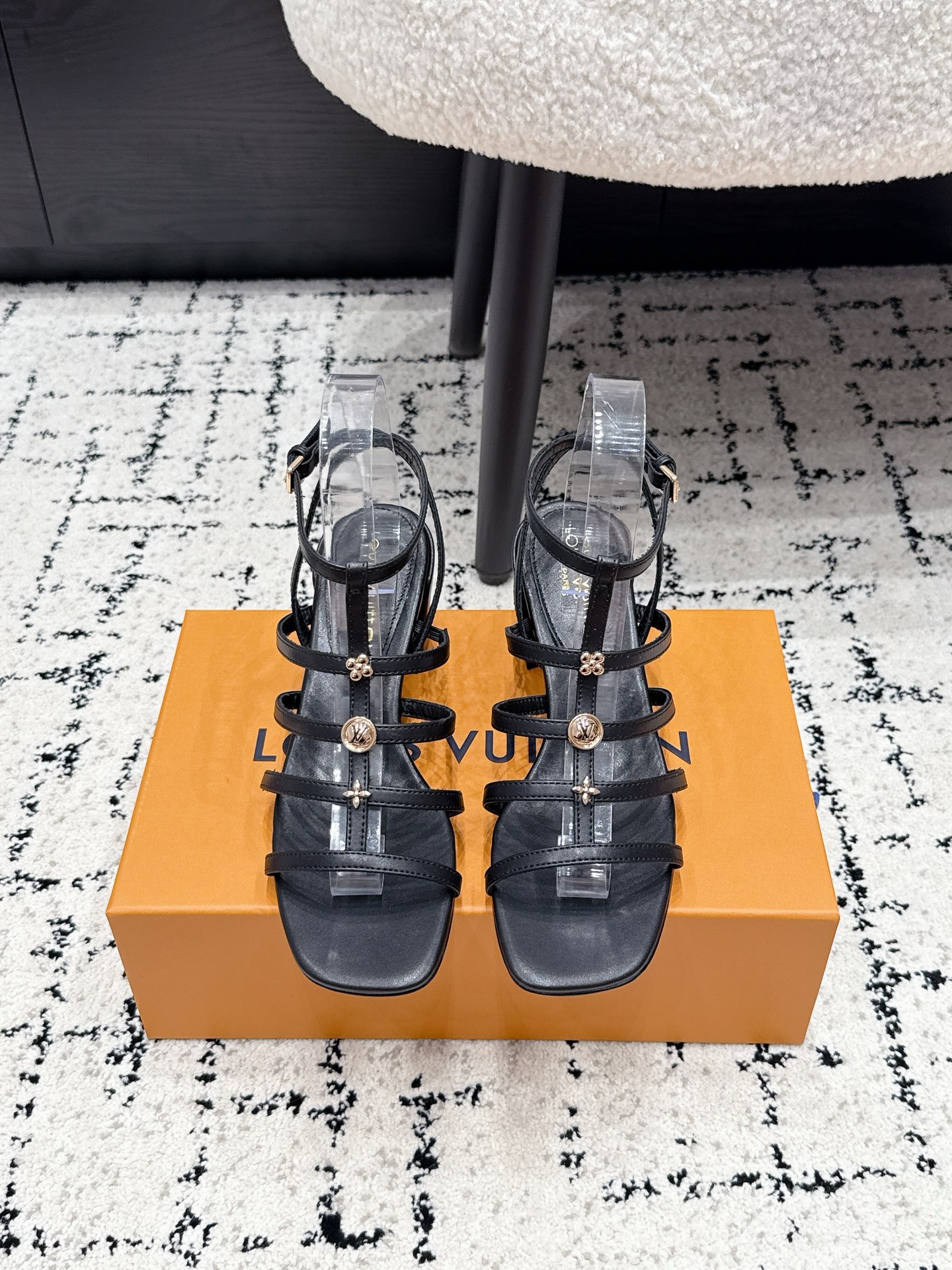 NO:886732,#TOPVERSION LOUIS VUITTON Louis Vuitton 26/LV sandals square toe Roman hardware buckle thick heel sandals Gaia sandals are made of soft leather with slim laces that complement the metal Monogram decoration. The ankle strap is fastened with elegant buckles, and the comfortable square heel covered with leather completes the elegant design. Material cowhide, sheepskin lining Outsole Italian leather outsole Heel height 6cm Size35-41 (40  41 custom-made), high heels sandals, louis vuitton, louis vuitton, louis vuitton, sandals, high heels, cowhide, sheepskin, Leather soles19860909#顶级版本 LOUIS VUITTON 路易威登 26/LV 凉鞋方头罗马五金扣粗跟凉鞋 Gaia凉鞋以柔软 皮革裁出纤巧鞋带,与金属Monogram装饰相映成趣.考究搭扣束紧踝带,包覆皮革的舒适方跟完善雅致设计. 面料牛皮 内里羊皮 大底意大利真皮大底 跟高6cm Size35-41（40 41定做）,高跟鞋凉鞋,louis vuitton,louis vuitton,louis vuitton,sandals,high heels,cowhide,sheepskin,Leather soles,Women's Shoes