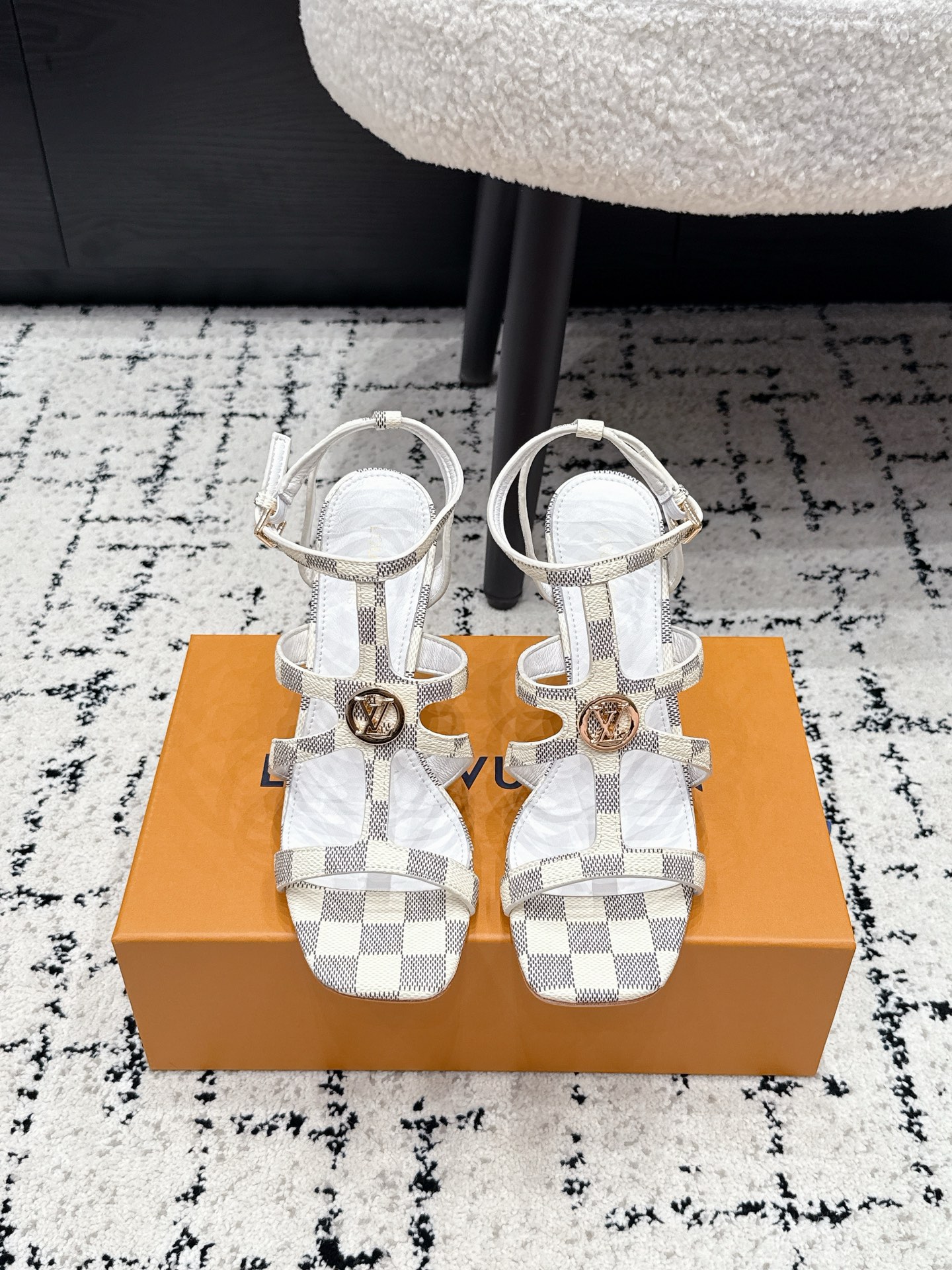 NO:886715,LOUIS VUITTON 26/ New Square Toe Mule High Heels. These sheepskin sandals are equipped with metal logo buckles, which are simple and highly recognizable. The stiletto heel design has a moderate heel height, which can be easily used in daily or formal occasions. The open-toe flip flops are super breathable, comfortable and fashionable in summer!  The soles are soft and you won’t feel tired after walking for a long time. They can be easily matched for commuting, dating, and parties. They are versatile and easy to match. Fabric: Sheepskin. Sheepskin lining. Heel height: 9.5cm. Size35-41 (customized for 40 and 41). High heels and sandals, louis vuitton, louis vuitton, sandals, high heels, sheepskin19860909LOUIS VUITTON 路易威登 26/ 新款 方头 穆勒高跟鞋 这款羊皮凉鞋搭配金属Logo扣,简约又超有辨识度.细跟设计,跟高适中,日常或正式场合都能轻松驾驭.露趾一字拖,夏天穿超透气,舒适又时髦！鞋底柔软,长时间走路也不累,通勤、约会、派对都能轻松搭配,百搭不挑人～ 面料羊皮 内里羊皮 跟高9.5cm Size35-41（40 41定做）,高跟鞋凉鞋,louis vuitton,louis vuitton,sandals,high heels,sheepskin,Women's Shoes