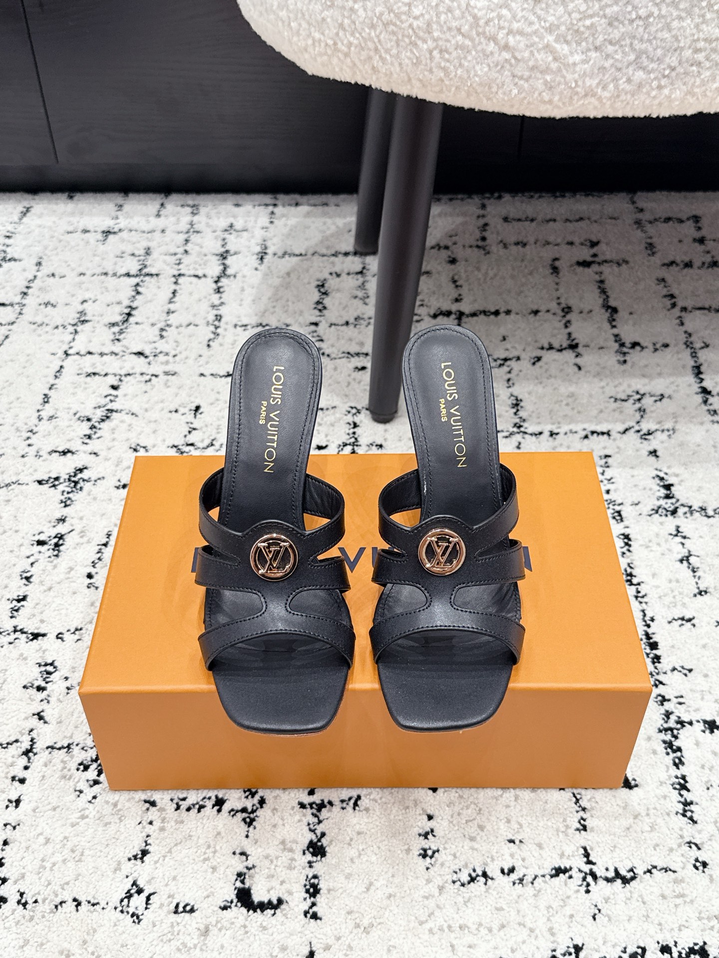 NO:886618,LOUIS VUITTON 26/ New square toe mules, one-line high-heeled sandals. This sheepskin sandal, with metal logo buckle, is simple and highly recognizable. The stiletto design and moderate heel height can be easily used in daily or formal occasions. The open-toe one-line sandals are super breathable, comfortable and fashionable in summer!  The soles are soft and you won't feel tired after walking for a long time. They can be easily matched for commuting, dating and parties. They are versatile and easy to match. Fabric: Sheepskin. Sheepskin lining. Heel height: 9.5cm. Size 35-41 (customized for 40 and 41). High heels and slippers, louis vuitton, louis vuitton, high heels, slippers, sheepskin19860909LOUIS VUITTON 路易威登 26/ 新款 方头 穆勒鞋 一字高跟凉拖 这款羊皮凉拖,搭配金属Logo扣,简约又超有辨识度.细跟设计,跟高适中,日常或正式场合都能轻松驾驭.露趾一字拖,夏天穿超透气,舒适又时髦！鞋底柔软,长时间走路也不累,通勤、约会、派对都能轻松搭配,百搭不挑人～ 面料羊皮 内里羊皮 跟高9.5cm Size35-41（40 41定做）,高跟鞋拖鞋,louis vuitton,louis vuitton,high heels,slippers,sheepskin,Women's Shoes