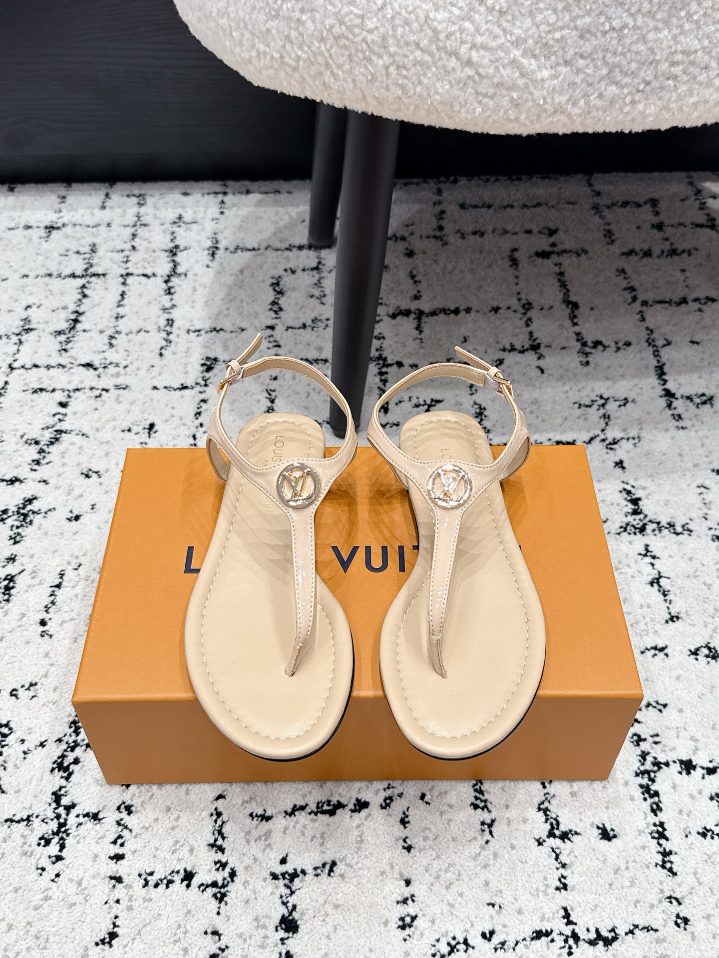 NO:886748,LOUIS VUITTON 26/ Flip-flops with metal round buckles. This style of LV Vibe flip-flops is made of soft sheepskin, with a rough metal chain surrounding the foot and ankle. The adjustable Monogram canvas back strap is equipped with a neat rectangular buckle. The elegant leather outsole completes the whole. Original cowhide for the upper, sheepskin for the feet, Italian thickened genuine leather outsole  Size#35-41 (40.41 customized, non-refundable), split-toe shoes, louis vuitton, louis vuitton, louis vuitton, sandals, slippers, cowhide, sheepskin, Leather soles19860909LOUIS VUITTON 路易威登 26/ 夹趾人字拖鞋五金圆扣夹脚凉鞋 本款 LV Vibe 平底人字拖取材柔软羊皮革,以粗犷金属链条环绕足部与踝部.可调节Monogram 帆布后带搭配利落矩形搭扣.考究皮革外底完善整体. 鞋面原版牛皮 垫脚羊皮 鞋底意大利加厚真皮大底 Size#35-41（40.41定做不退换）,分趾鞋,louis vuitton,louis vuitton,louis vuitton,sandals,slippers,cowhide,sheepskin,Leather soles,Women's Shoes