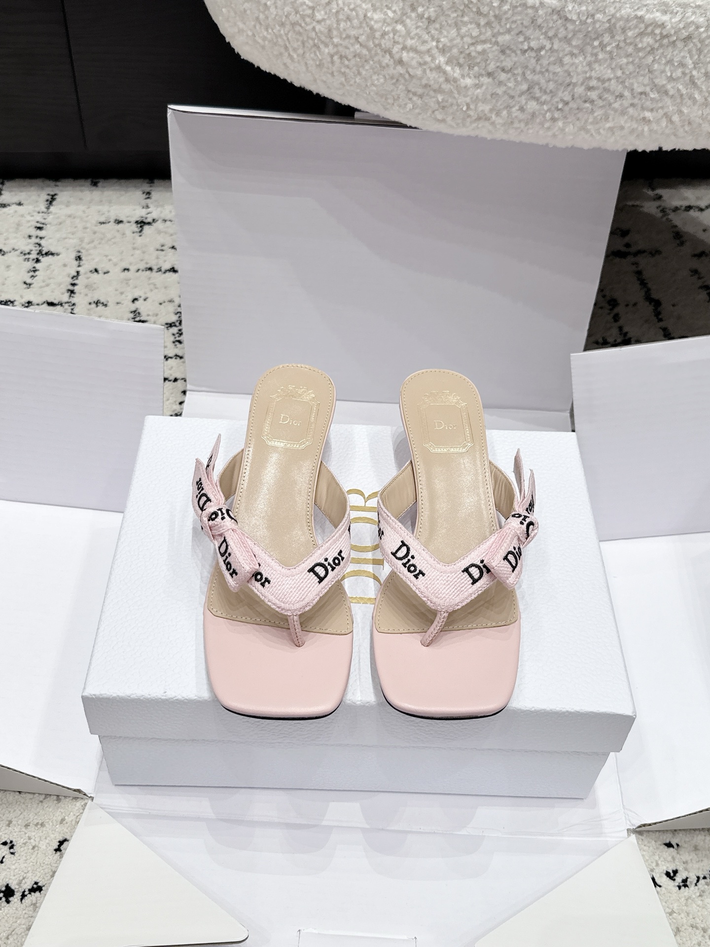 NO:884351,Dio*26/Summer new style web bow thong cat heel sandals. These thong high heel sandals have a French style of light luxury. The square toe thong style neatly modifies the lines of the feet. The iconic letter webbing on the upper is matched with a handmade bow design.  In terms of matching, it is suitable for all kinds of summer outfits. It can be paired with a satin suspender skirt for daily use to create a gentle date wear, with high-waisted suit shorts for a refined commuting look. For vacation, it can be paired with an elegant chiffon long skirt for a full atmosphere. The black is calm and slim and suitable for commuting. The nude pink is gentle and sweet for dating wear. The off-white is refreshing and versatile for casual outings. It can easily adapt to various wardrobe items. Original custom embroidered fabric, sheepskin lining, Italian genuine leather outsole, heel height 3.5cm  Size35-41 (customized 40 41), split-toe shoes, dior, skirts, shorts, business suit, sheepskin, Leather soles19860909Dio*26/夏季新款织带蝴蝶结夹趾猫跟凉拖 这款夹趾高跟凉拖自带法式轻奢气质,方头夹趾版型利落修饰脚面线条,鞋面标志性字母织带搭配手工蝴蝶结设计. 搭配方面适配夏日各类穿搭造型,日常搭配缎面吊带短裙打造温柔约会穿搭,搭配高腰西装短裤可打造精致通勤造型,度假搭配飘逸雪纺长裙氛围感拉满,黑色沉稳显瘦适配通勤出行,裸粉温柔甜美适配约会穿搭,米白清爽百搭适配休闲出游,轻松适配衣橱各类单品. 面料原版定制刺绣面料 内里羊皮 大底意大利真皮大底 跟高3.5cm Size35-41（40 41定做）,分趾鞋,dior,skirts,shorts,business suit,sheepskin,Leather soles,Women's Shoes