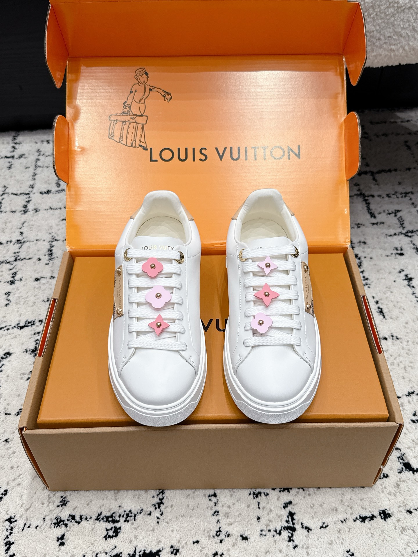 NO:884386,LV Louis Vuitton 26/ BEVERLY HILLS Series Casual Thick Sole White Shoes Sneakers This Beverly Hills sneaker is made of soft cow leather with Monogram printing, creating an elegant upper. The rubber outsole is thick yet light, embellished with Louis Vuitton logo embossing. The padded insole and technical lining once again upgrade the comfort experience. The delivery counter is exquisitely packaged. The fabric is original custom-made imported calfskin, and the lining is imported cowhide. The outsole is original molded IP foam sole.  Bottom thickness 3CM Size#35-41 (40 41 customized), casual shoes/sports shoes, louis vuitton, louis vuitton, sneakers, cowhide19860909LV路易威登 26/ BEVERLY HILLS系列 休闲 厚底 小白鞋 运动鞋 本款 Beverly Hills 运动鞋为柔软牛皮革描摹经 Monogram 印花,塑造优雅鞋面.橡胶外底厚实而不失轻盈,其上点缀路易威登标识压纹.加衬内底和科技内衬再度升级舒适体验.配送专柜精美包装 面料原版定制进口小牛皮 内里进口牛皮里 大底原版开模IP发泡鞋底 底厚3CM Size#35-41（40 41定做）,休闲鞋/运动鞋,louis vuitton,louis vuitton,sneakers,cowhide,Women's Shoes