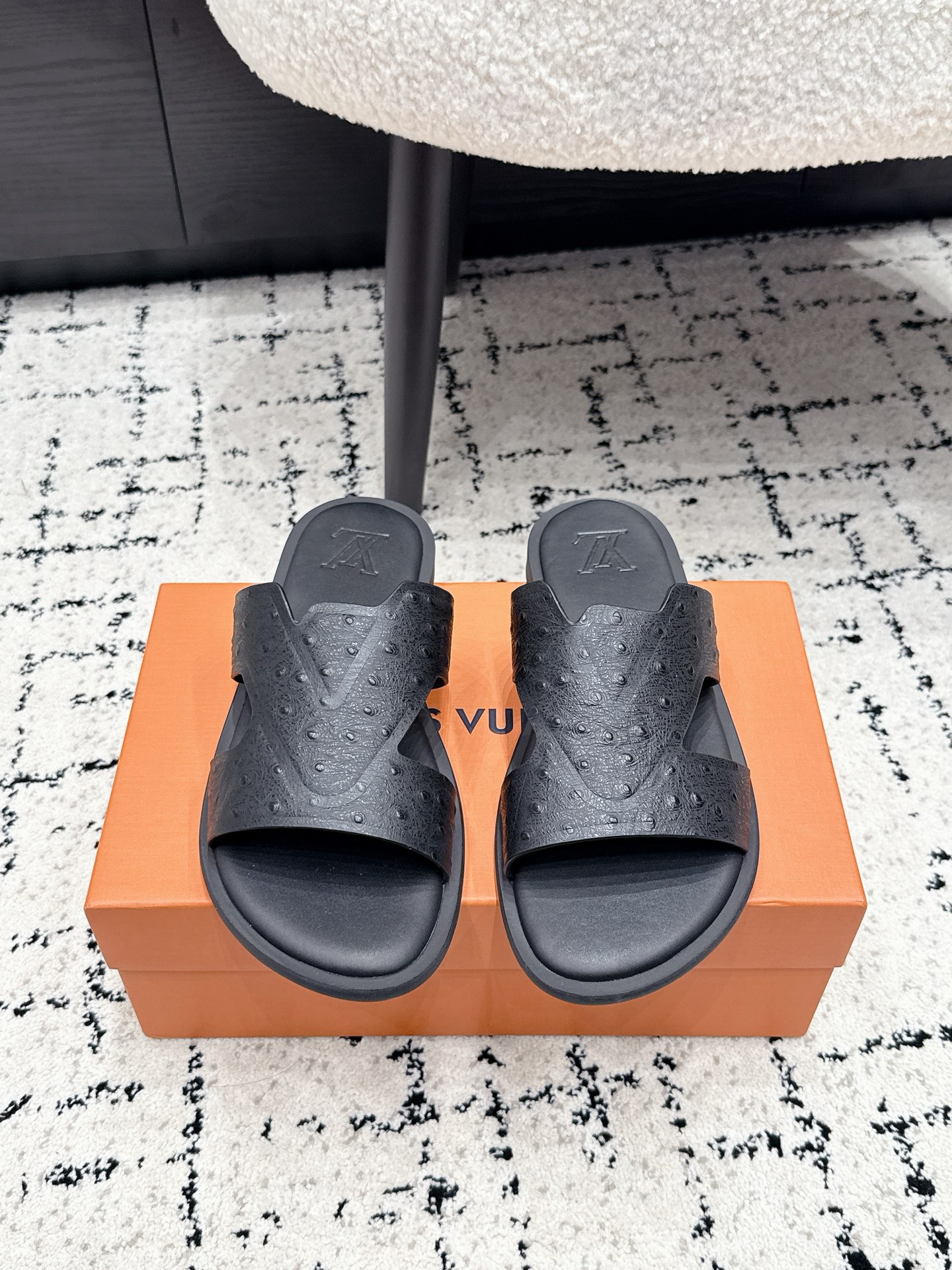 NO:884430,LV Louis Vuitton L Family Donkey Brand / 26 Latest Oasis Series Presbyopia Sandals Slippers Original purchase, development and production This LV Oasis sandals are made of soft grained cow leather, paved with classic Monogram pattern. The elegant upper structure resembles the crossed LV letters, leather and rubber outsoles create a light and flexible experience. Exquisite packaging at the delivery counter. Fabric: Original customized first-layer cowhide, imported soft sheepskin lining inside  The sole is made of original molded non-slip TPU material, sole thickness 2CM Size: Men's 38-46 (38/45/46 customized), slippers, louis vuitton, louis vuitton, louis vuitton, louis vuitton, sandals, slippers, cowhide, sheepskin19860909LV路易威登 L家 驴牌 / 26 最新Oasis 系列 老花 凉鞋 拖鞋 原版购入开发 做货 本款 LV Oasis 凉拖取材柔软粒面牛皮革,铺陈经典 Monogram 图案.优雅鞋面结构仿佛交叉的 LV 字母,皮革和橡胶外底成就轻盈灵活体验 配送专柜精美包装 面料:原版定制头层牛皮 内里进口柔软羊皮里 鞋底原版开模防滑TPU材质 底厚2CM Size:男款38-46（38/45/46定制）,拖鞋,louis vuitton,louis vuitton,louis vuitton,louis vuitton,sandals,slippers,cowhide,sheepskin,Women's Shoes
