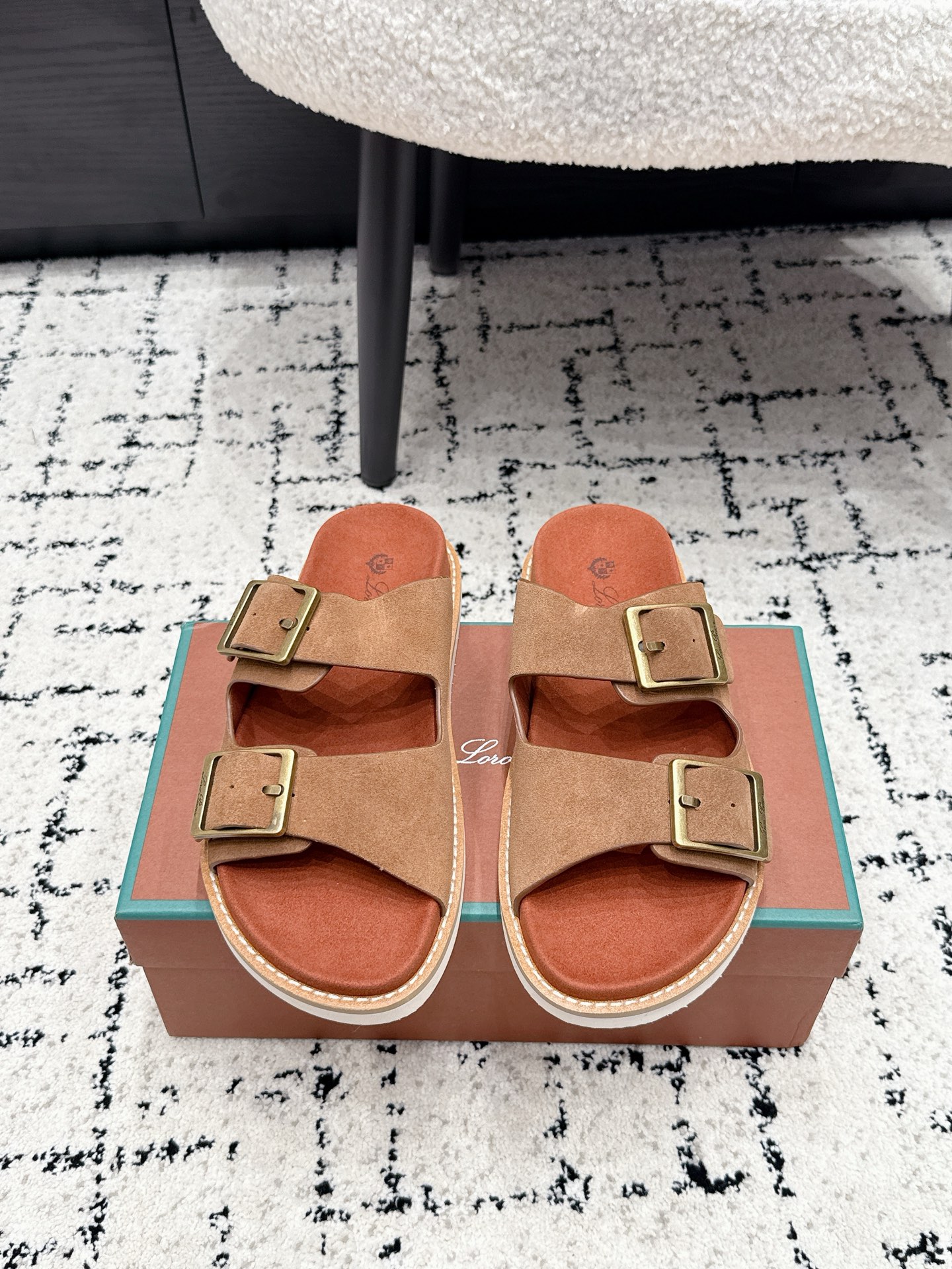 NO:884419,#Men's LP 56/ New suede men's casual men's sandals, retro, simple and fashionable, can easily improve the sophistication of the overall look when worn with any outfit, making every step appear casual and comfortable, original drawer-style packaging, exquisite and grandi!  Fabric: suede, lining, original molded fabric, outsole, ultra-light rubber foam, Size39-46 (customized for 45 and 46), slippers, loro piana, slippers, chamois leather19860909#男款 LP 56/ 新款麂皮 男士休闲男凉拖鞋 复古简约又不失时尚感,搭在任何穿搭上,都能轻松提升整体造型的精致度,每一步都走出随性自在 ,原版抽屉式包装,精致而大气i！ 面料麂皮 内里原版开模面料 大底超轻橡胶发泡 Size39-46（45 46定做）,拖鞋,loro piana,slippers,chamois leather,Women's Shoes