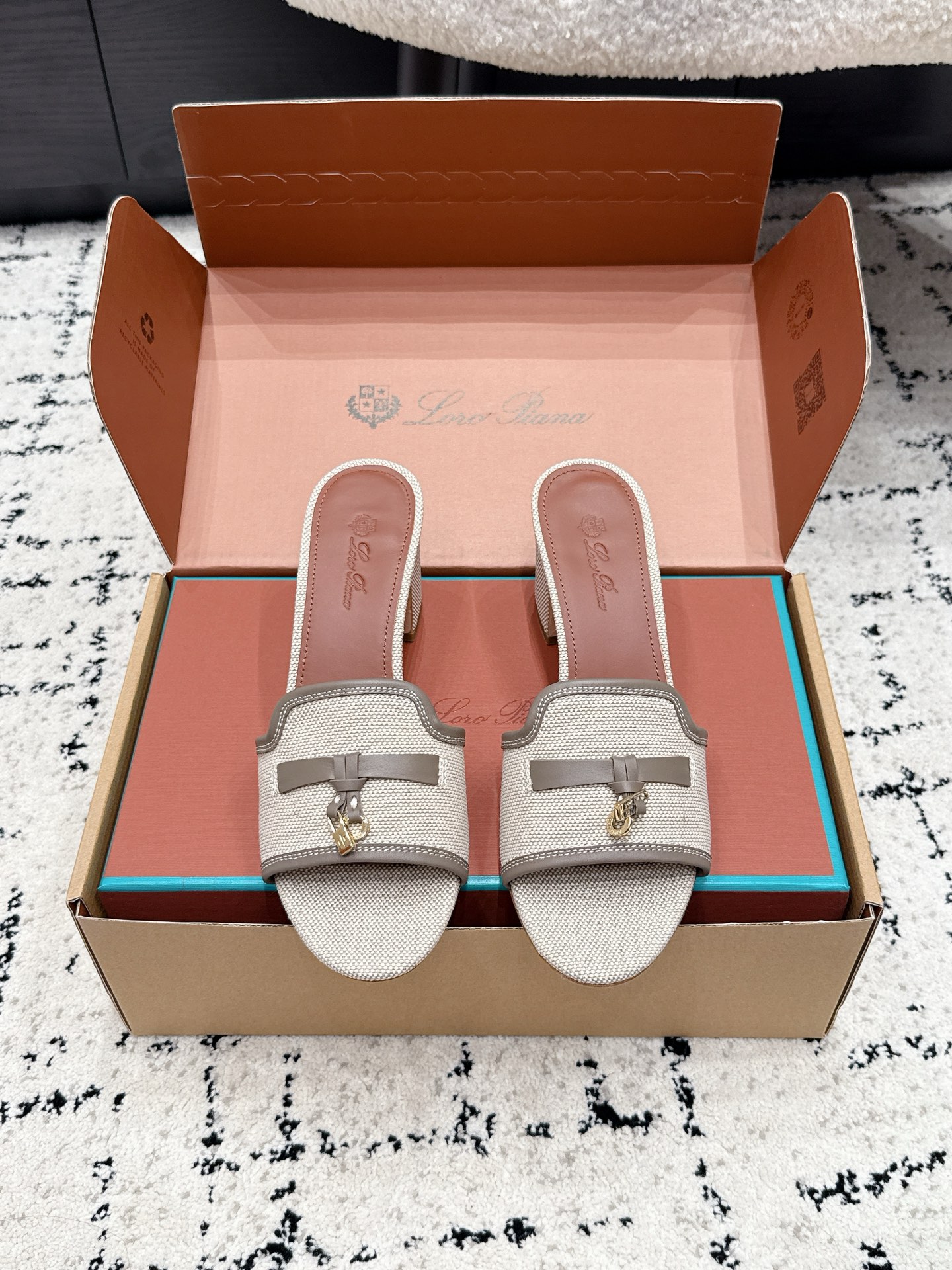 NO:890721,Guan-made purchasing agent grade LP 56ss classic British fringed Muller high-heeled sandals. These shoes are really popular. You can search for a lot of pictures of the feet of various celebrities and Internet celebrities!  It looks good and wears well, and the key is that it is easy to match!  This brand hardly advertises and is low-key and luxurious. Only when you wear it yourself will you know how comfortable it is!  LP's styles are worn by the upper class people in the world who have status and want high quality and a low-key style. This is the legendary endorsement that you get what you pay for, and you get what you pay for!  LP's ace loafers and mules are really only known to live up to our feet if you wear them yourself. Fabric Imported sheep suede Lining Imported calfskin Outsole Italian genuine leather outsole Heel high flat bottom/5.5cm Size35-40 (customized for 40), slippers, loro piana, loafers, slippers, cowhide, Leather soles19860909莞产代购级 LP 56ss经典英伦流苏穆勒高跟凉拖 这款鞋真的太火爆了,各路明星网红上脚图随便一搜一大把！好看又好穿,关键还好搭！这个品牌几乎不打广告,低调奢华,只有自己穿了才知道有多舒服！LP的款式都是世界上有身份且希望高品质 保持低调做派的上层人士穿着,也就是传说中的一分钱一分货、一分钱三分货的代言！LP的王牌乐福鞋,穆勒鞋真的是只有自己穿了才知道不能辜负我们的双脚 面料 进口羊反绒 内里 进口小牛皮 大底 意大利真皮大底 跟高平底/5.5cm Size35-40（40定做）,拖鞋,loro piana,loafers,slippers,cowhide,Leather soles,Women's Shoes