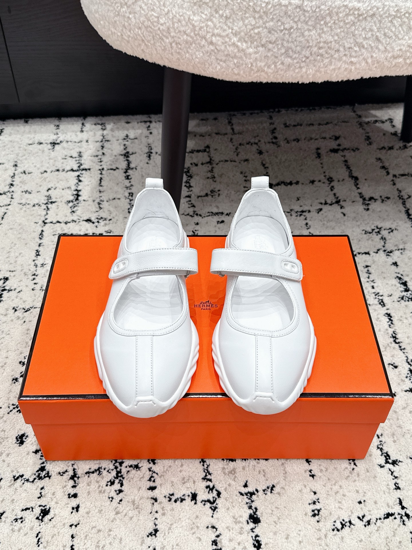 NO:886510,Hermes 26/ latest Mary Jane shoes Velcro casual shoes, very comfortable to sleep in. Designed with classic family elements, comfortable and light on the feet. Elegant materials used in shoes are intellectual, elegant and capable, full of high-end sense. Beautiful~ Fabric: cowhide/cow suede, lining, sheepskin outsole, original molded sole, Size35-41 (custom-made for 40 and 41), Mary Jane, hermes, hermes, mary  jane,cowhide,sheepskin19860909Hermes 爱马仕 26/ 最新 玛丽珍鞋魔术贴休闲鞋 一眠就很舒适的款 家族经典元素设计 上脚舒适轻便 优雅材质运用在鞋履上知性优雅干练,满满的高级感 美美哒～ 面料牛皮/牛反绒 内里 羊皮 大底原版开模底 Size35-41（40 41定做）,玛丽珍,hermes,hermes,mary jane,cowhide,sheepskin,Women's Shoes