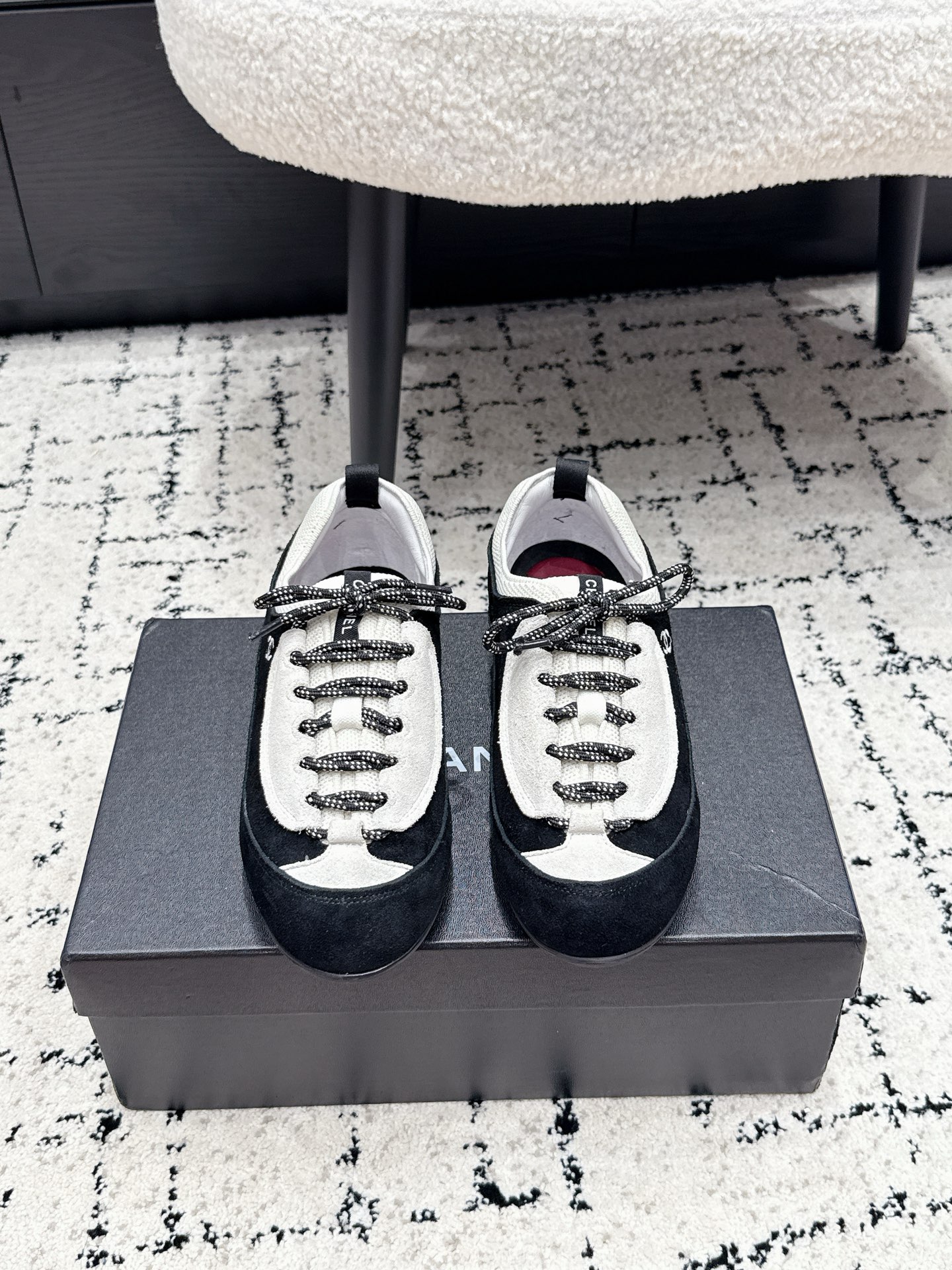 NO:886531,Chanel Chanel 26/ Suede stitched cowhide, round-toe lace-up sneakers, moral training shoes, synchronized with counters, very popular at counters, very difficult to buy, the most popular thick-soled panda shoes on the Internet, classics constantly upgraded, the upper feet are so beautiful, it can be imagined that small fragrance control cannot miss it, the color matching collision of two leather surfaces, both appearance and comfort, simple and versatile, increased height, super versatile, close your eyes, whoever wears it will look better.  Fabric: cowhide suede stitching, lining sheepskin, outsole, original tpu outsole, Size35-40 (customized for 40), casual shoes/sports shoes, chanel, chanel, sneakers, cowhide, sheepskin, chamois leather19860909Chanel香奈儿 26/ 麂皮拼接牛皮 圆头系带运动鞋 德训鞋 专柜同步 专柜非常火爆 非常难买的一款鞋 全网最火的厚底熊猫鞋 经典不断升级 上脚美炸了 可想而知小香控不可错过的 两种皮面的拼色碰撞 颜值与舒适并存的 简约百搭 增高超级百搭,闭眼入,谁穿谁好看  面料牛皮绒面皮拼接 内里羊皮 大底原版tpu大底 Size35-40（40定做）,休闲鞋/运动鞋,chanel,chanel,sneakers,cowhide,sheepskin,chamois leather,Women's Shoes