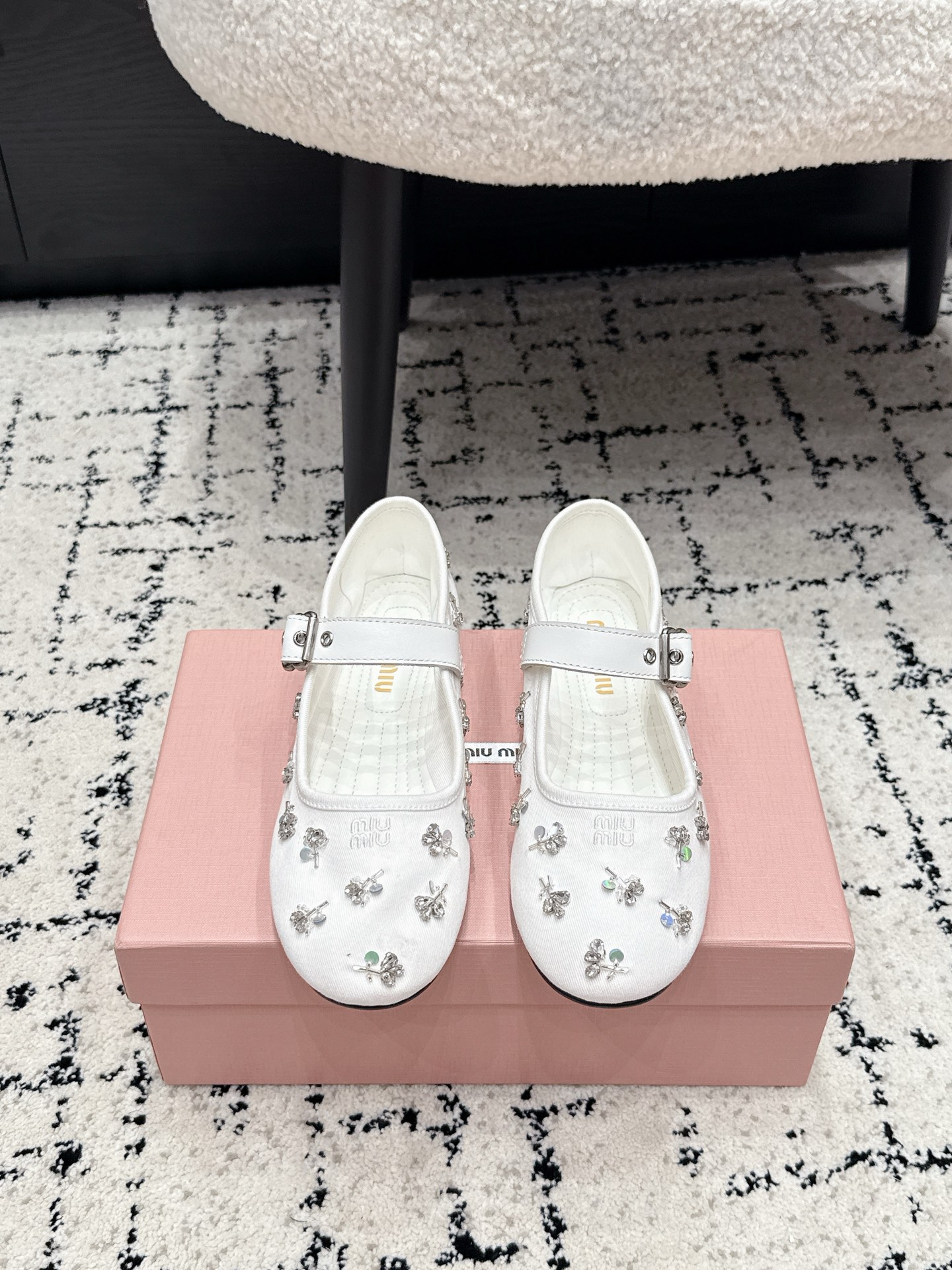 NO:886551,Miu Mi* 26/ Early spring new rhinestone embroidered canvas shoes and ballet shoes. Step on the spring floral flowers under your feet. This pair of rhinestone embroidered canvas shoes is so girly!  The delicate canvas base is studded with small rhinestone flowers and embroidered branches and leaves. The blingbling comes with a soft light filter and a retro square toe to modify the foot shape. The white soft base and soft surface will not tire your feet after long-term wear. It is suitable for dresses, jeans, and pleated skirts. From a walk on campus to a date for afternoon tea, every step is smart and playful, and it is the ambience of a sweet and cool girl.  The soft soles and soft surface are extremely comfortable. They will not tire your feet after long-term wear and will not wear your feet at all. All four colors are good-looking. You can choose between sweet girl or retro. Paired with a pleated skirt, she is a fugitive princess, and with jeans, she is a casual hot girl. The spring atmosphere is all supported by these shoes. Fabric: twill, lining and bris. Outsole, rubber outsole, size 35-41 (customized sizes 40 and 41 are non-refundable), ballet shoes, miumiu, skirts, jeans19860909Miu Mi* 26/ 早春新款水钻刺绣帆布鞋 芭蕾舞鞋 把春日碎花踩在脚下,这双水钻刺绣帆布鞋太懂少女心了！细腻帆布基底缀满水钻小花与刺绣枝叶,blingbling自带柔光滤镜,复古方头修饰脚型.白软底软面久穿不累脚,适配连衣裙、牛仔裤、百褶裙,从校园漫步到约会下午茶,每一步都灵动俏皮,是甜酷女孩的氛围感担当. 软底软面巨舒服,久穿不累脚,完全不磨脚,四个颜色都好好看,甜妹挂、复古挂随便挑.配百褶裙是在逃公主,配牛仔裤是随性辣妹,春天的氛围感,全靠这双鞋撑起来. 面料斜纹布 内里布里 大底橡胶大底 size35-41码（40 41码定制不退换）,芭蕾舞鞋,miumiu,skirts,jeans,Women's Shoes
