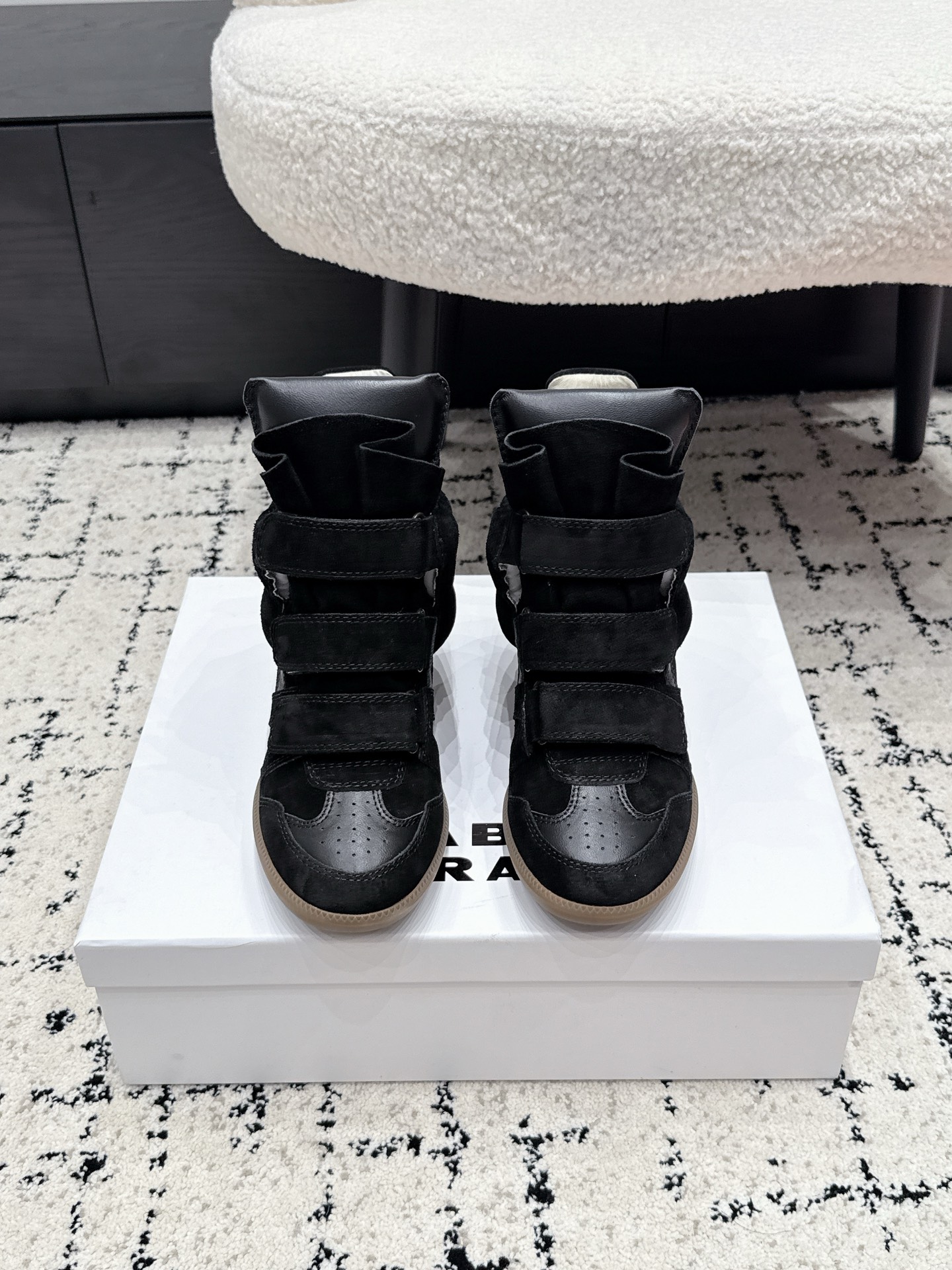 NO:886571,ISABE* MARAN* 26/ The latest height-increasing Gao Bang shoes are popularly recommended by many celebrity bloggers. They are a perfect height-increasing tool!  A pair of simple yet high-end high-top shoes with a hidden-line outsole design that feels particularly comfortable and versatile!  Super suitable for street photography, easy to wear and stylish!  The inner height is increased by 8cm, and the molded rubber outsole!  Fabric suede spliced ​​cowhide, lining imported water-dyed cowhide, outsole TPU rubber outsole Size35-40 (customized for 40), casual shoes/sports shoes, sneakers, cowhide, chamois leather19860909ISABE* MARAN* 26/ 最新 增高 高邦鞋 超多明星网红博主热推款,妥妥的增高神器！ 一双简单又不失高级的高帮鞋,隐线大底设计,脚感特别舒适,随意百搭！超级适合街拍好穿有型！内增高8cM,开模橡胶大底！ 面料麂皮拼接牛皮 内里进口水染牛皮 大底TPU橡胶大底 Size35-40（40定做）,休闲鞋/运动鞋,sneakers,cowhide,chamois leather,Women's Shoes
