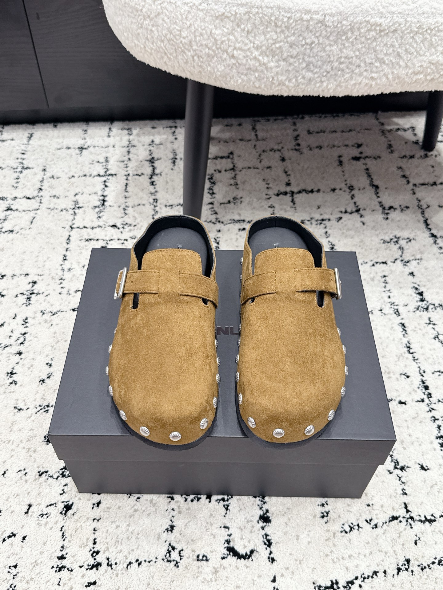 NO:886582,DYMONLATRY 26/ New inner heightening rivet Birkenstock mules  These studded Birkenstock Mules are made of fine cow leather to create a soft and smooth shoe body. The toe cap + empty back design brings a lazy and relaxed feeling. The retro metal rivets and buckles surrounding the shoe body are the finishing touch to break the monotony and bring a punk attitude. The soft elastic soles are light on the feet and are stress-free for daily running. They can be easily worn with overalls and denim skirts to create a casual and personalized style. The lazy slip-on design is more worry-free and versatile.  Fabric original cowhide, lining sheepskin, heel height 4cm, outsole original rubber outsole, Size 35-40 (customized for 40), half drag, skirts, cowhide, sheepskin19860909DYMONLATRY 26/ 新款内增高 铆钉勃肯穆勒鞋 这款铆钉勃肯穆勒鞋,采用细腻牛皮打造软润鞋身,包头+后空的设计自带慵懒松弛感.鞋身环绕的复古金属铆钉与搭扣,是打破单调的点睛之笔,自带朋克态度.软弹鞋底脚感轻盈,日常暴走也无压力,搭配工装裤、牛仔裙都能轻松穿出随性又有个性的风格,懒人一脚蹬的设计更是省心又百搭. 面料原版牛皮 内里羊皮 跟高4cm 大底原版橡胶大底 Size35-40（40定做）,半拖,skirts,cowhide,sheepskin,Women's Shoes