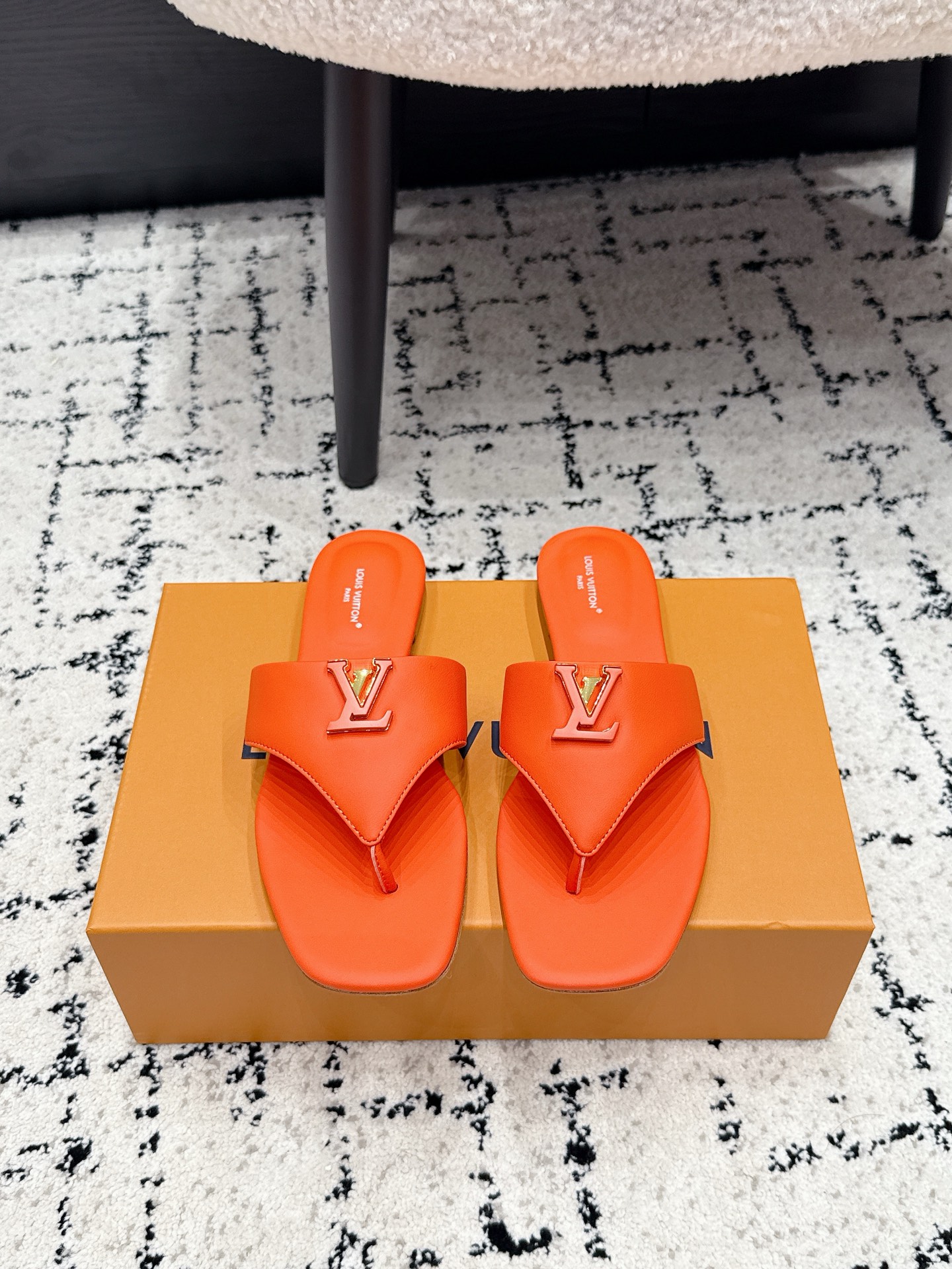 NO:886520,Lv 26/ Summer new flip-flops flat flip-flops. The shoelaces are embellished with the brand's iconic metal ornaments, adding exquisite details to the simple shoe shape. The modern square toe design makes the feet neat and slim, easily suitable for all summer outfits. Simple and refined, full of high-end, showing elegance ~ super good-looking on the feet, perfect for summer shoes. Fabric: imported cowhide, lining sheepskin, outsole, genuine leather outsole imported from Italy  Size35-41 (40.41 custom-made, non-refundable), split-toe shoes, louis vuitton, slippers, cowhide, sheepskin, Leather soles19860909Lv 26/ 夏季新款人字拖鞋平底一脚蹬夹趾拖鞋 鞋带缀以品牌标志性金属饰件,为简约鞋型注入考究细节,摩登方形鞋头设计,利落显脚瘦,轻松适配夏日所有穿搭.简约精致,高级感满满,尽显优雅气质～上脚超好看,拉满了夏日美鞋的绝绝子 面料进口牛皮 内里羊皮 大底意大利进口真皮大底 Size35-41（40.41订做不退换）,分趾鞋,louis vuitton,slippers,cowhide,sheepskin,Leather soles,Women's Shoes