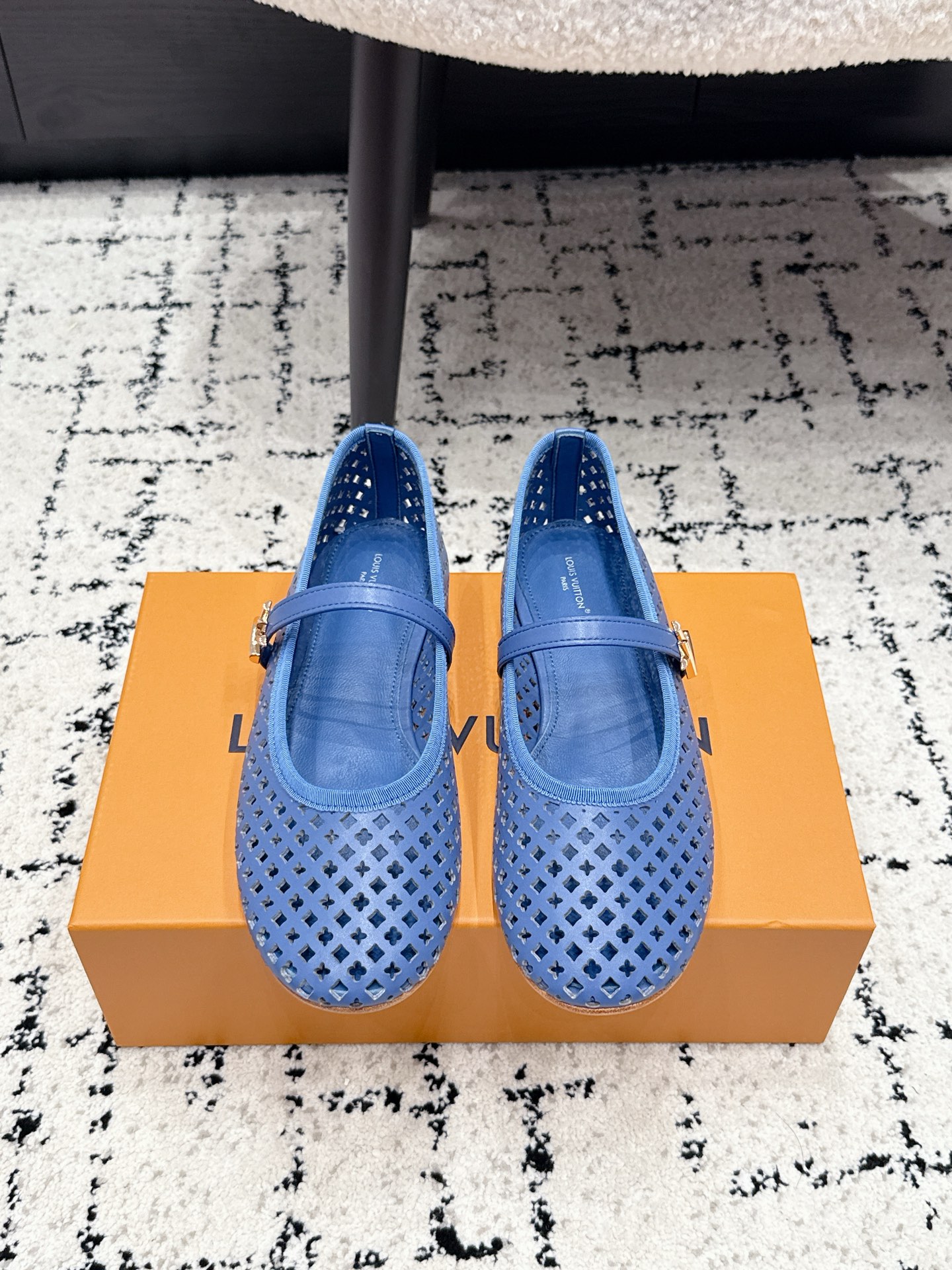 NO:886528,Louis Vuitton LV 26/ ROMY ballet shoes, hollow thread buckle straps, Mary Jane shoes, breathable flat shoes, laser hollowed out uppers, breathable and not stuffy, sheepskin lining, genuine leather outsole, standard size, comfortable and not tiring to wear, versatile in spring and summer, can be matched with skirts and pants, same style as celebrity bloggers, high return rate, fabric cowhide, sheepskin lining, outsole Italian leather outsole Size35-42 (40.41  42 Customized (non-refundable), ballet shoes, louis vuitton, louis vuitton, mary jane, skirts, cowhide, sheepskin, Leather soles19860909Louis Vuitton LV 26/ ROMY芭蕾舞鞋镂空丝扣带玛丽珍鞋透气平底单鞋 鞋面激光镂空,透气不闷脚,内里羊皮,大底真皮,码数标准,穿着舒服不累,春夏百搭,裙子裤子都能搭,明星博主同款,回头率高 面料牛皮 内里羊皮 大底意大利真皮大底 Size35-42（40.41 42定做不退换）,芭蕾舞鞋,louis vuitton,louis vuitton,mary jane,skirts,cowhide,sheepskin,Leather soles,Women's Shoes