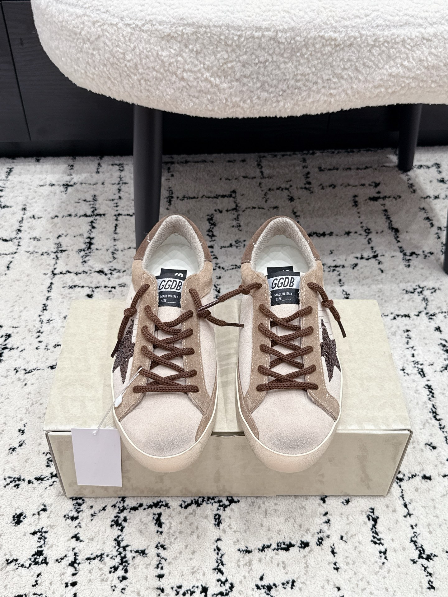 NO:886491,#Women's GGD*26/ Summer new shiny silver star distressed shoes. This distressed sneaker continues the retro tone of the classic star shoes. The side is inlaid with diamond-filled silver five-pointed stars as a visual highlight. The fine glitter has its own shimmer in the light. It is paired with flat shoelaces of the same color. The retro distressed beige rubber sole restores a casual and lazy old-fashioned atmosphere. The shoe compartment has a built-in invisible inner heightening design of four centimeters, which can quietly modify the body shape without revealing the traces of the thick sole.  The outfit is suitable for all-season diversified dressing ideas. It is easy to wear with straight jeans for daily Korean style casual atmosphere. Change to high-waisted denim skirt to create a neat hot girl outfit. Fabric cowhide leather lining outsole original molded outsole size 35-40 (40 size customization is non-returnable), casual shoes/sports shoes, sneakers, skirts, jeans, cowhide19860909#女款 GGD*26/ 夏季新款闪银星星做旧版鞋 这款做旧板鞋延续经典星星鞋的复古调性,侧身镶嵌满钻闪银五角星作为视觉亮点,细碎闪片在光线里自带细碎光泽,搭配同色系扁平鞋带,复古做旧米黄橡胶鞋底还原随性慵懒的做旧氛围,鞋仓内置整整四公分隐形内增高设计,不露厚底痕迹就能悄悄修饰身形. 穿搭适配全季多元穿搭思路,日常搭配直筒牛仔裤轻松穿出韩系休闲氛围感,换上高腰牛仔短裙可以打造利落辣妹穿搭. 面料牛皮 内里牛皮 大底原版开模大底 size35-40码（40码定制不退换）,休闲鞋/运动鞋,sneakers,skirts,jeans,cowhide,Women's Shoes