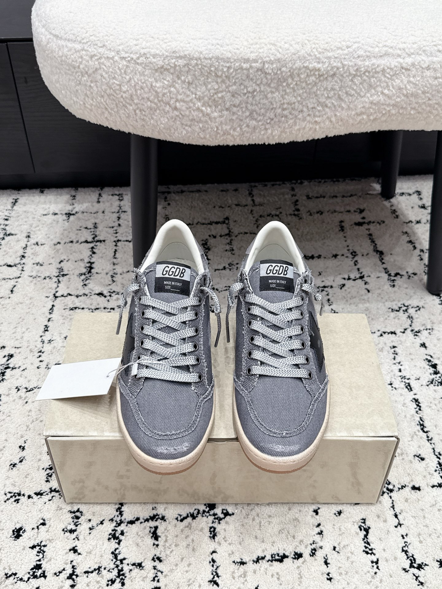 NO:886472,#couple style GGD*26/ New summer style old-fashioned shoes with silver stars. These distressed sneakers continue the retro style of classic star shoes. The sides are inlaid with diamond-filled silver five-pointed stars as a visual highlight. The fine glitter has its own shimmer in the light. It is paired with flat shoelaces of the same color. The retro distressed beige rubber soles restore a casual and lazy old-fashioned atmosphere. The shoe compartment has a built-in invisible inner heightening design of four centimeters, which can quietly modify the body shape without revealing the traces of thick soles.  The outfit is suitable for various dressing ideas throughout the season. You can easily wear it with straight jeans for daily wear to create a Korean casual atmosphere. Change to a high-waisted denim skirt to create a neat hot girl outfit. Fabric: cowhide, lining: cowhide, original open molded outsole, size 35-44 (40 for women), casual shoes/sports shoes, sneakers, skirts, jeans, cowhide19860909#情侣款 GGD*26/ 夏季新款闪银星星做旧版鞋 这款做旧板鞋延续经典星星鞋的复古调性,侧身镶嵌满钻闪银五角星作为视觉亮点,细碎闪片在光线里自带细碎光泽,搭配同色系扁平鞋带,复古做旧米黄橡胶鞋底还原随性慵懒的做旧氛围,鞋仓内置整整四公分隐形内增高设计,不露厚底痕迹就能悄悄修饰身形. 穿搭适配全季多元穿搭思路,日常搭配直筒牛仔裤轻松穿出韩系休闲氛围感,换上高腰牛仔短裙可以打造利落辣妹穿搭. 面料牛皮 内里牛皮 大底原版开模大底 size35-44（女40定）,休闲鞋/运动鞋,sneakers,skirts,jeans,cowhide,Women's Shoes
