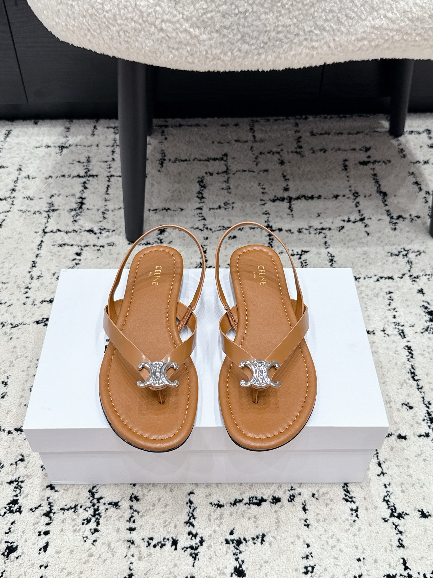 NO:890748,Top version Celine Celine 26ss spring new flip-flop sandals Celine's French style, relaxed and noble, fine first-layer cowhide selected, soft and waxy to fit the foot shape, classic Arc de Triomphe metal buckle, low-key recognition, flip-flop strap design, casual and slim, brown/black/white three colors, contracting the elegant daily wear throughout the summer and effortlessly high-end. Fabric cowhide leather lining sheepskin  Outsole Genuine leather outsole size 35-40 (customized for 40), split-toe shoes, celine, celine, sandals, cowhide, sheepskin, Leather soles19860909顶级版本 Celine 赛琳26ss春季新款 夹脚凉鞋 Celine 法式本味, 松弛显贵,甄选细腻头层牛皮,软糯贴合脚型,经典凯旋门金属饰扣,低调辨识度拉满,夹脚绑带设计,随性慵懒又显瘦,棕/黑/白三色,承包整个夏天的优雅日常上脚即是不费力的高级感 面料牛皮 内里羊皮 大底真皮大底 size35-40（40定做）,分趾鞋,celine,celine,sandals,cowhide,sheepskin,Leather soles,Women's Shoes