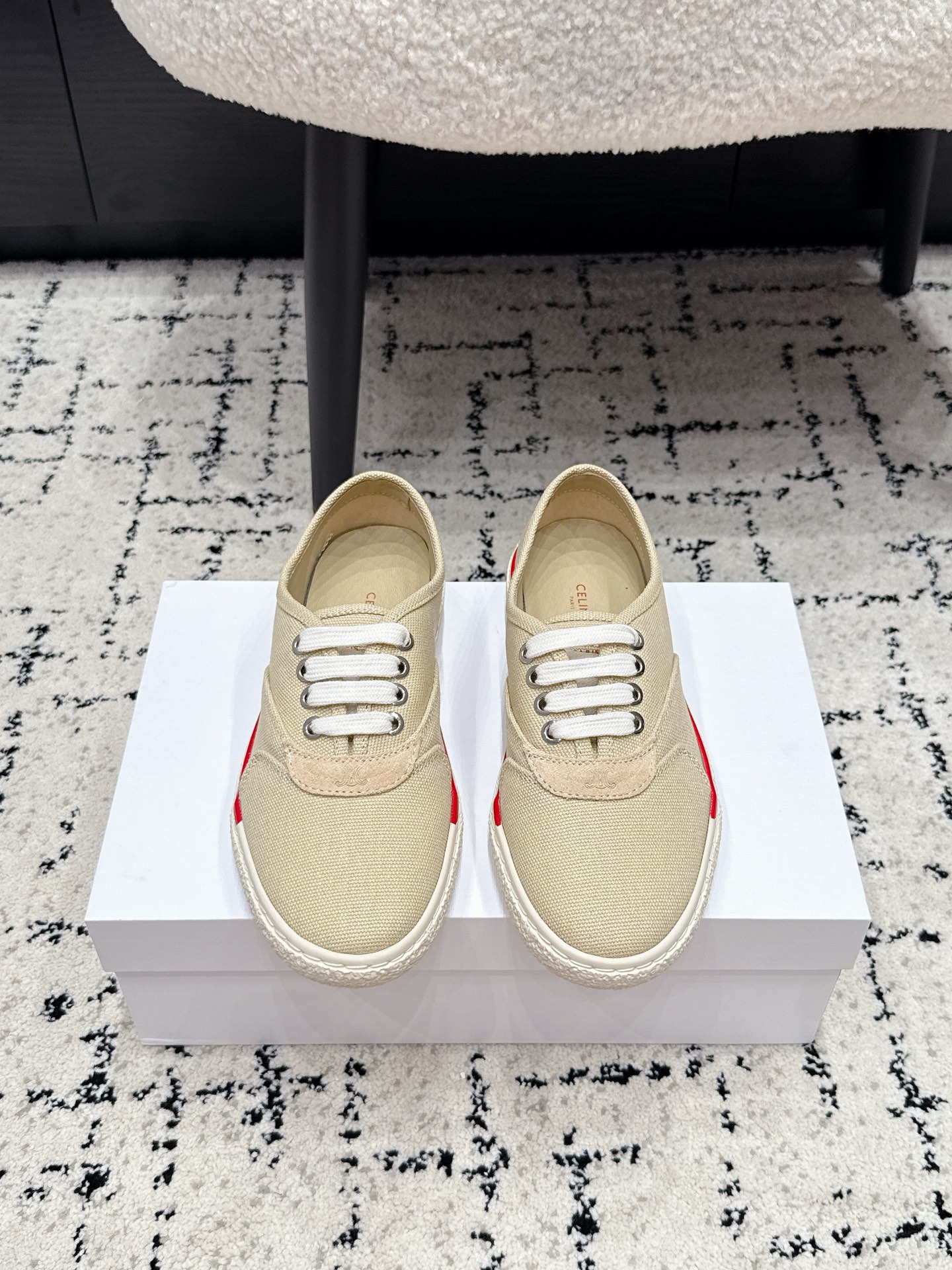 NO:890737,Top version Celine Celine Alan series 26ss new style casual canvas shoes skate shoes sports shoes white shoes Original purchase development and production This pair of Alan's shoes is full of street style, the color matching design is very good This shoe has its own unique design, the leather upper is very easy to take care of, unique The LOGO on the side and heel makes it simple and not out of tune, a perfect pair of white shoes, exquisite packaging at the delivery counter Fabric: Original customized imported high-density canvas  Lining: Original customized breathable canvas Outsole: Original molded anti-slip rubber outsole Size: 35-41 (customized 40 41), casual shoes/sports shoes, celine, celine, sneakers19860909顶级版本 Celine 赛琳Alan系列 26ss新款 休闲 帆布鞋 滑板鞋 运动鞋 小白鞋 原版购入开发 做货 这款Alan充满街头感的一双鞋子,拼色设计非常赞 这款鞋有它自己独特的设计,皮革鞋面非常好打理,别具一格 侧面与后跟的LOGO让他简单又不失调性,完美的一双小白鞋,配送专柜精美包装 面料: 原版定制进口高密度帆布 内里: 原版定制透气帆布 大底: 原版开模防滑橡胶大底 Size: 35-41（40 41定做）,休闲鞋/运动鞋,celine,celine,sneakers,Women's Shoes