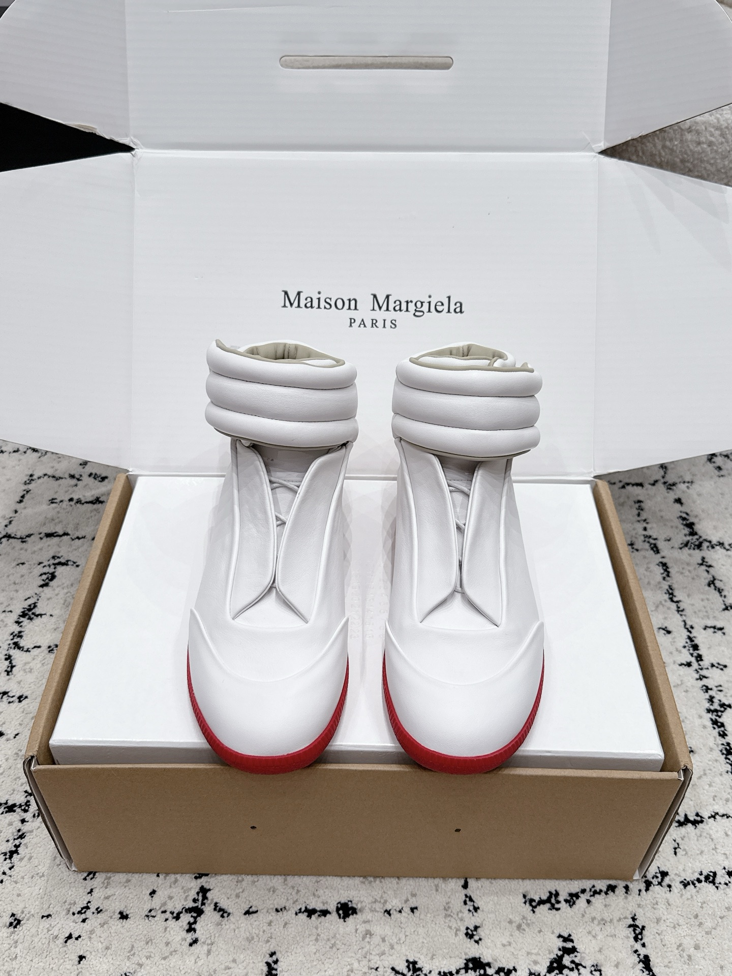 NO:886441,#TOPVERSION Airplane Box Martin Margiela 26/Future Couple Style Sports Shoes High-top Shoes Upgraded Cowhide Lining Full of Texture!  Do you still remember this pair of Future sneakers that led the trend of high-end sneakers?  It has returned with a bang and has once again become the focus of fashion. It has won the love of countless fans with its unique design concept and excellent comfort. Now this classic has finally returned to the world, allowing us to feel its charm again. Hidden strap design abandons traditional shoelaces to make the entire upper more concise and elegant. The soft calfskin creates an integrated upper with full texture, which makes you feel like you are in the clouds when worn on your feet. The same-color sole is simple yet fashionable, allowing you to easily become the focus of the street.  As a must-have for enthusiasts, this pair of shoes not only carries the history of fashion, but is also the first choice for new Margiela fans to experience luxury sports shoes. Fabric: Customized cowhide Lining: Customized cowhide Outsole: Original Oxford rubber outsole Size Men's 40-46 (45 46 custom-made) Men's 47-50 large size customization, casual shoes/sports shoes, masion margiela, sneakers, cowhide19860909#顶级版本 飞机盒 Martin Margiela马吉拉 26/Future 情侣款 运动鞋 高帮鞋 升级牛皮内里 质感满满！ 还记得这双引领高端运动鞋潮流的Future运动鞋吗？它重磅回归了 再次成为时尚焦点以其独特的设计理念和出色的舒适度赢得了无数粉丝的喜爱.如今 这款经典之作终于重现江湖 让我们再次感受到它的魅力 隐藏式束带设计 摒弃传统鞋带 让整个鞋面更加简洁大气 柔软的小牛皮打造一体化鞋面,质感十足,穿在脚上仿佛置身于云端 同色调鞋底,简约而不失时尚感,让你轻松成为街头焦点 作为爱好者的必收之作,这双鞋不仅承载着时尚历史 更是 Margiela 新粉丝的入门首选感受奢华运动鞋 面料: 定制牛皮 内里: 定制牛皮 大底: 原版牛津橡胶大底 Size男40-46 (45 46定做） 男47-50大码订做,休闲鞋/运动鞋,masion margiela,sneakers,cowhide,Women's Shoes