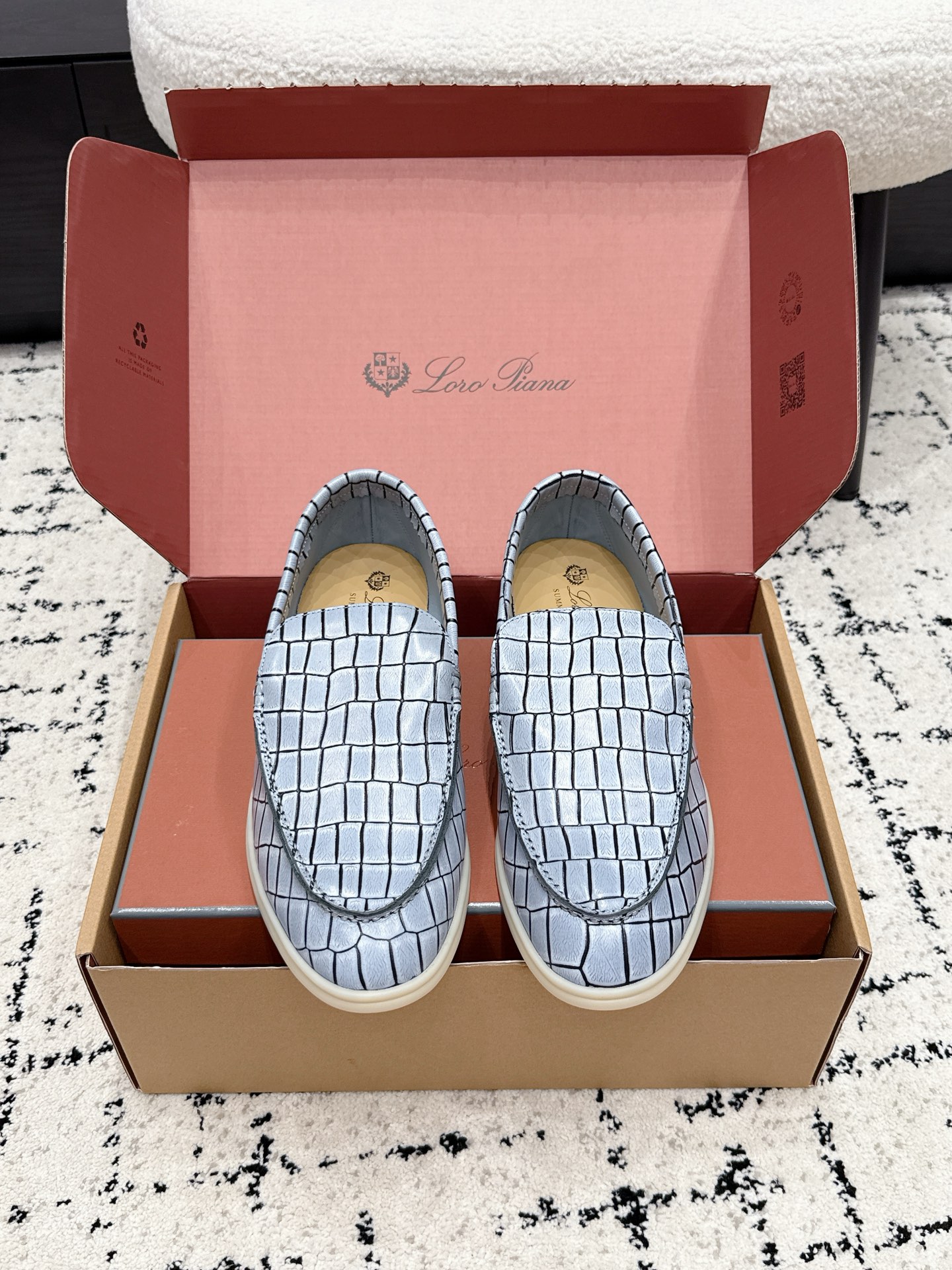 NO:886416,#Men's model, made in Guan, purchase version Loro Piana 26/ classic hot style British old money style flat loafers LP top version British flat loafers, a must-have item in old money style, the minimalist design is eye-catching and durable, a bonus for outfits  The soft foot feel and texture are outstanding. They don’t scratch your feet and are very nice. They are matched with soft and waxy soles. They can be worn daily for a long time without getting tired. They are easy to wear, versatile and classic items, with perfect foot feel and texture!  Imported cashmere fabric, the lining is made of imported A-grade water-dyed cow lining, the top version of the genuine leather midsole, and it is sewn with pure handmade mark thread!  Fabric original cowhide lining original lining outsole original single tendon bottom Size38-47 (38 45 46 47 customized), loafers, loro piana, loro piana, loafers, cowhide19860909#男款 莞产 代购版本 Loro Piana 26/ 经典爆款 英伦 老钱风 平底乐福鞋 LP顶级版本 英伦平底乐福鞋,老钱风必备单品,极简的设计吸睛耐看,穿搭加分项呀 软乎乎的脚感质感出众,不会磨脚就很nice搭配软软糯糯的鞋底,日常通行久穿不累哦,好穿、百搭经典单品,脚感和质感都拿捏！进口羊绒面料 内里采用进口A级水染牛里,顶级版本真皮中底,纯手工马克线缝制！ 面料原版牛皮 内里原版内里 大底原单牛筋底 Size38-47（38 45 46 47 定做）,乐福鞋,loro piana,loro piana,loafers,cowhide,Women's Shoes