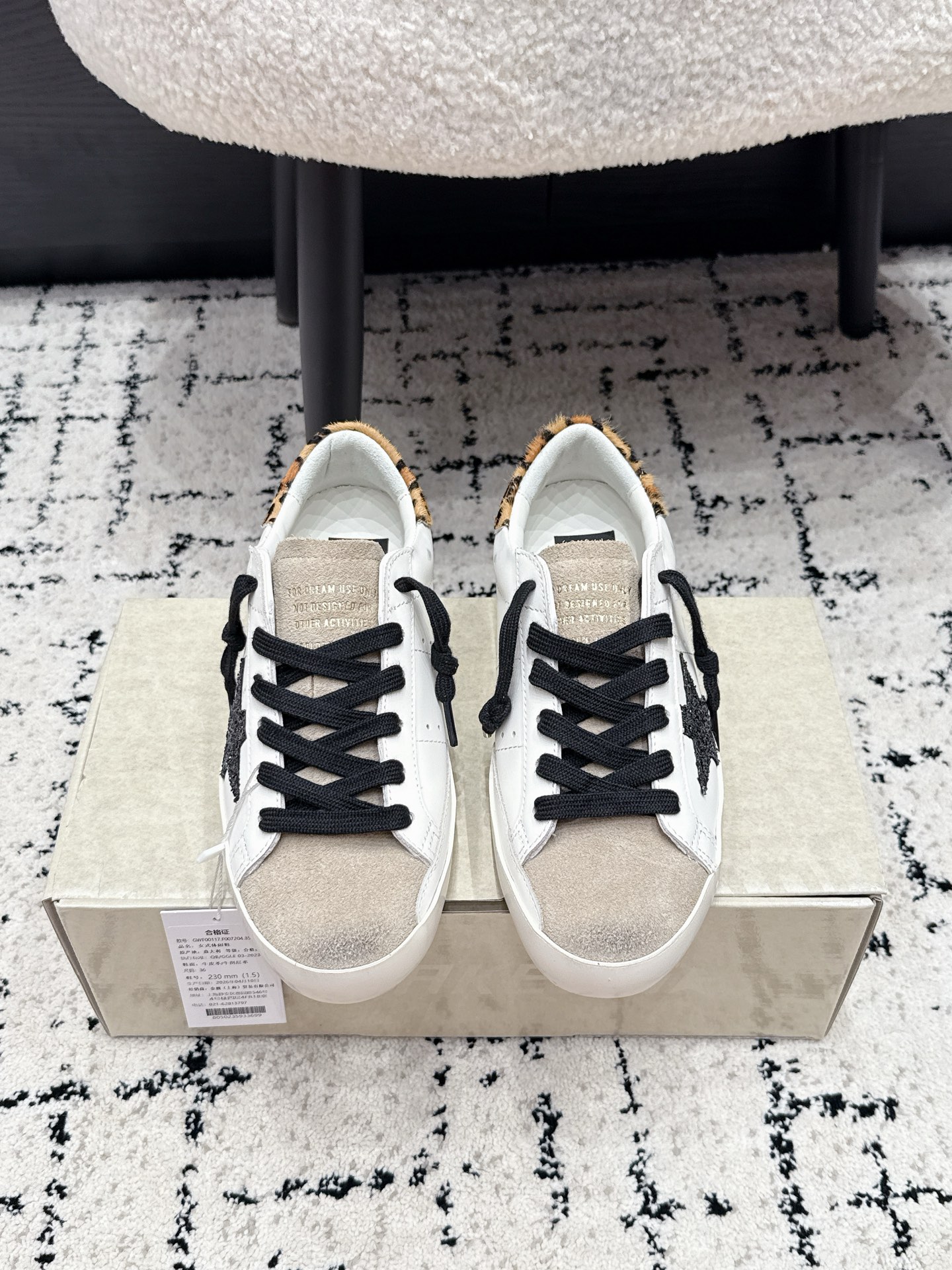 NO:886458,GGD*26/ Summer new style distressed shoes with silver stars. These distressed sneakers continue the retro style of classic star shoes. The side is inlaid with diamond-filled silver five-pointed stars as a visual highlight. The fine glitter has its own shimmer in the light. It is paired with flat shoelaces of the same color. The retro distressed beige rubber soles restore a casual and lazy old-fashioned atmosphere. The shoe compartment has a built-in invisible inner heightening design of four centimeters, which can quietly modify the figure without revealing the traces of thick soles.  The outfit is suitable for all-season diversified dressing ideas. It is easy to wear with straight jeans for daily Korean style casual atmosphere. Change to high-waisted denim skirt to create a neat hot girl outfit. Fabric cowhide leather lining outsole original molded outsole size 35-40 (40 size customization is non-returnable), casual shoes/sports shoes, sneakers, skirts, jeans, cowhide19860909GGD*26/ 夏季新款闪银星星做旧版鞋 这款做旧板鞋延续经典星星鞋的复古调性,侧身镶嵌满钻闪银五角星作为视觉亮点,细碎闪片在光线里自带细碎光泽,搭配同色系扁平鞋带,复古做旧米黄橡胶鞋底还原随性慵懒的做旧氛围,鞋仓内置整整四公分隐形内增高设计,不露厚底痕迹就能悄悄修饰身形. 穿搭适配全季多元穿搭思路,日常搭配直筒牛仔裤轻松穿出韩系休闲氛围感,换上高腰牛仔短裙可以打造利落辣妹穿搭. 面料牛皮 内里牛皮 大底原版开模大底 size35-40码（40码定制不退换）,休闲鞋/运动鞋,sneakers,skirts,jeans,cowhide,Women's Shoes