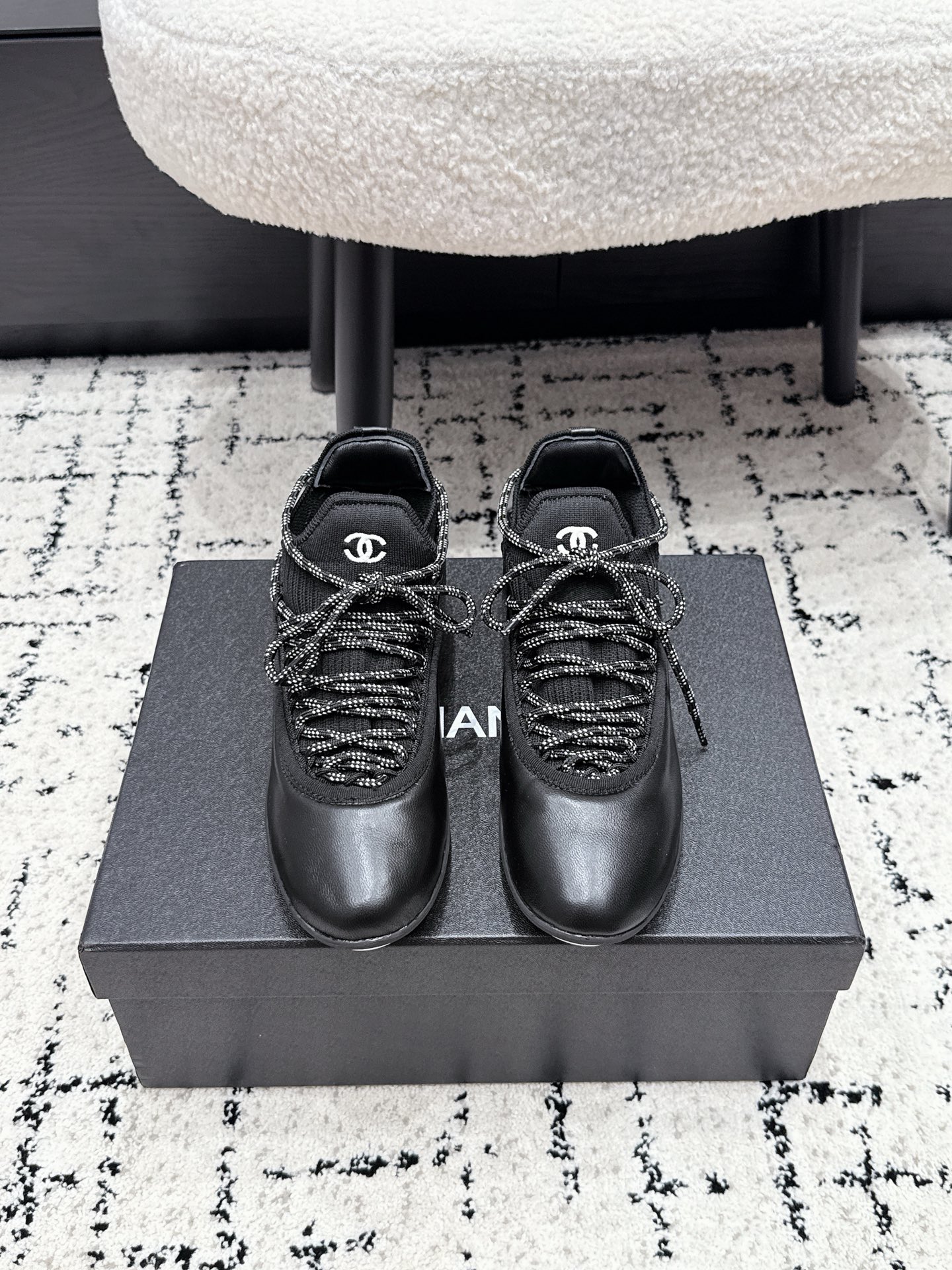NO:886401,Chanel Chanel 26/ Suede stitched cowhide, round-toe lace-up sneakers, moral training shoes, synchronized with counters, very popular at counters, very difficult to buy, the most popular thick-soled panda shoes on the Internet, classics constantly upgraded, the upper feet are so beautiful, it can be imagined that small fragrance control cannot miss it, the color matching collision of two leather surfaces, both appearance and comfort, simple and versatile, increased height, super versatile, close your eyes, whoever wears it will look better.  Fabric: cowhide suede stitching, lining sheepskin, outsole, original tpu outsole, Size 35-41 (customized for 40 41), casual shoes/sports shoes, chanel, chanel, sneakers, cowhide, sheepskin, chamois leather19860909Chanel香奈儿 26/ 麂皮拼接牛皮 圆头系带运动鞋 德训鞋 专柜同步 专柜非常火爆 非常难买的一款鞋 全网最火的厚底熊猫鞋 经典不断升级 上脚美炸了 可想而知小香控不可错过的 两种皮面的拼色碰撞 颜值与舒适并存的 简约百搭 增高超级百搭,闭眼入,谁穿谁好看  面料牛皮绒面皮拼接 内里羊皮 大底原版tpu大底 Size35-41（40 41定做）,休闲鞋/运动鞋,chanel,chanel,sneakers,cowhide,sheepskin,chamois leather,Women's Shoes