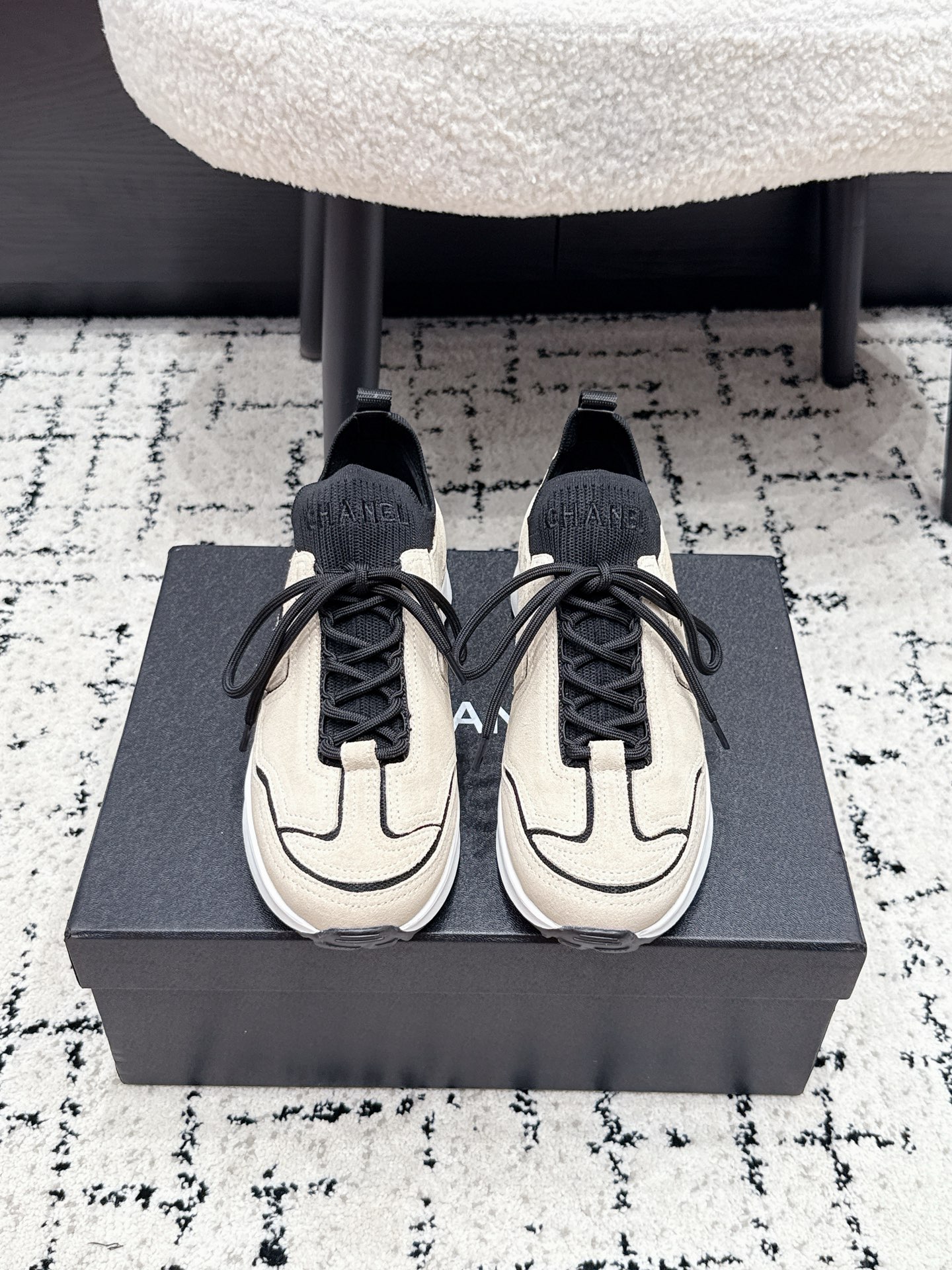 NO:886421,Chanl Chanel 26/New Panda Color Matching Casual Sports Shoes Weird, Cute and Cute Out of Stock at Counters Major Bloggers Recommended on Social Day, This Season’s New Style Is Simply Closed Eyes  The upper is made of custom-made sheepskin, the inner breathable mesh outsole, the original custom molded TPU outsole Size: #35-41 (40.41 customized, non-returnable and non-exchangeable), casual shoes/sports shoes, chanel, chanel, sneakers, sheepskin19860909Chanl 香奈儿 26/新款 熊猫拼色 休闲 运动鞋 奇奇怪怪 丑萌丑萌 专柜断货王 各大博主社交日推款,这季新款简直闭眼入,上脚秀气灵动狂好看,率性的休闲运动风,飒爽又自然,演绎香奈儿的时髦女性气质,整体定制令当时市面上的所有运动款变得过时,本系列现已登陆发售！ 鞋面采用定制进羊皮 内里透气网布 大底 原版定制开模TPU大底 Size : #35-41(40.41定制不退不换),休闲鞋/运动鞋,chanel,chanel,sneakers,sheepskin,Women's Shoes