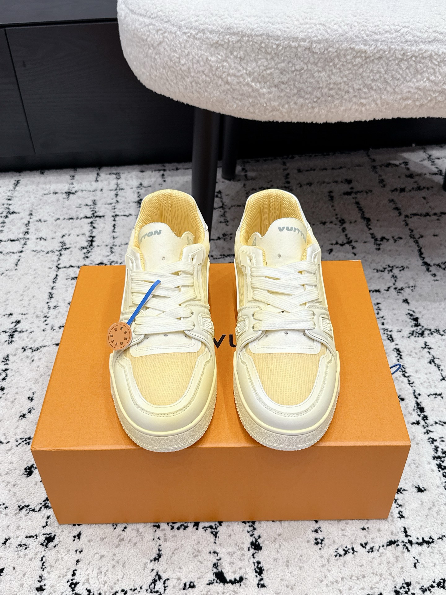 NO:886437,# Top Version Couple Model LV Louis Vuitton L Home Trainer 26/ New Casual Sports Shoes Skateboard Shoes LV Trainer Sports Shoes are inspired by retro basketball shoes, representing Virgil Abloh's iconic design concept and showing a contemporary interpretation of retro basketball sneakers. Grained cow leather. The latter echoes the design of the season's ready-to-wear series. Monogram flower-embellished rubber outsole, LV lettering on the tongue. Fabric: Original custom first-layer cowhide. Inner:  Original customized breathable mesh lining Outsole: TPU combination outsole Sole thickness: 3CM Size: #35-45, casual shoes/sports shoes, louis vuitton, louis vuitton, louis vuitton, sneakers, cowhide19860909#顶级版本 情侣款 LV 路易威登L家 Trainer 26/ 新款 休闲 运动鞋 滑板鞋 LV Trainer 运动鞋的灵感源自复古篮球鞋,代表 Virgil Abloh 的标志性设计理念 展现复古篮球运动鞋的当代演绎.粒面牛皮革 后者与当季成衣系列设计遥相呼应.Monogram 花卉点缀橡胶外底,LV 字母标注鞋舌. 面料: 原版定制头层牛皮 内里: 原版定制透气网里 大底: TPU组合大底 底厚: 3CM Size: #35-45,休闲鞋/运动鞋,louis vuitton,louis vuitton,louis vuitton,sneakers,cowhide,Women's Shoes